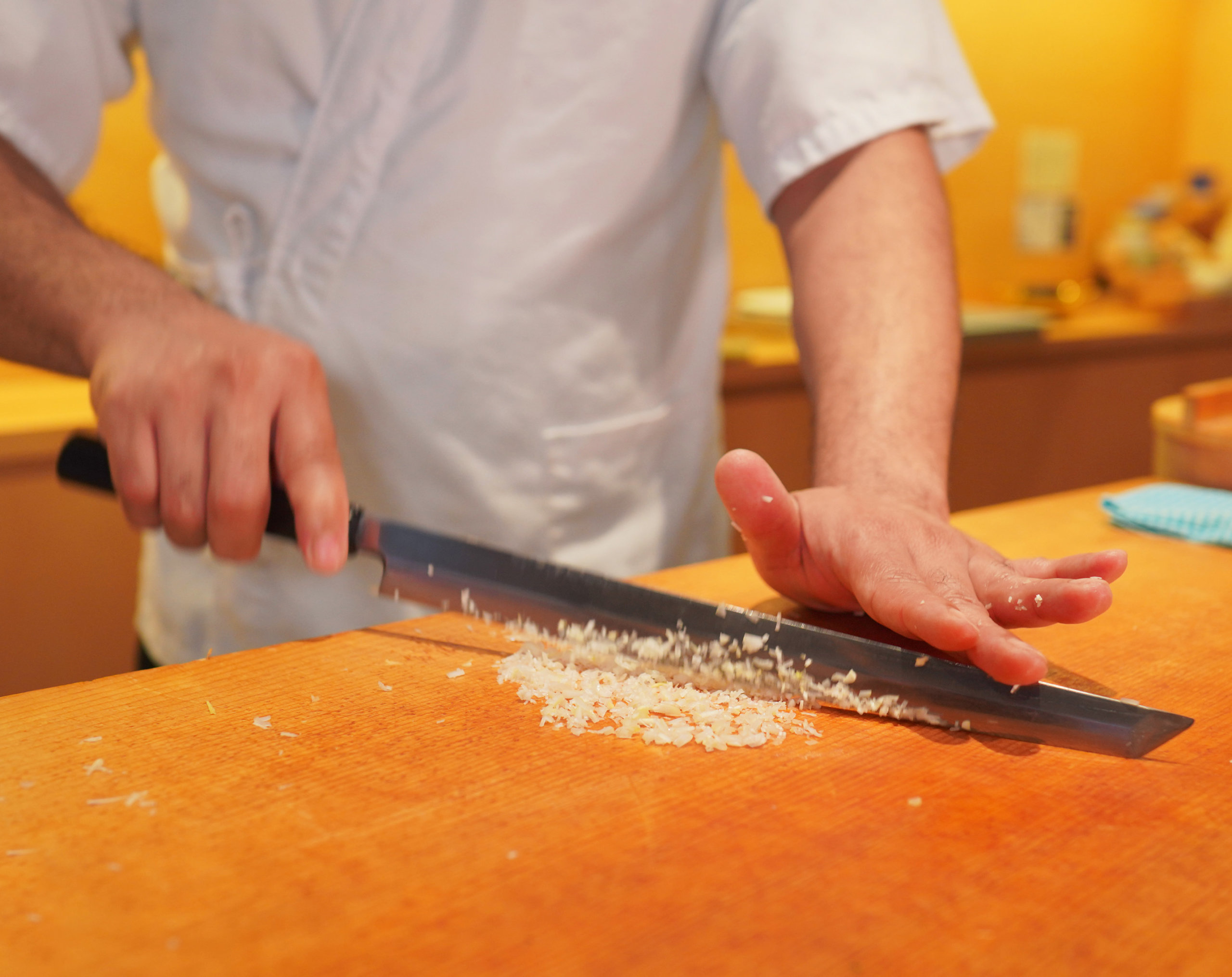 師傅快速剪碎京蔥。