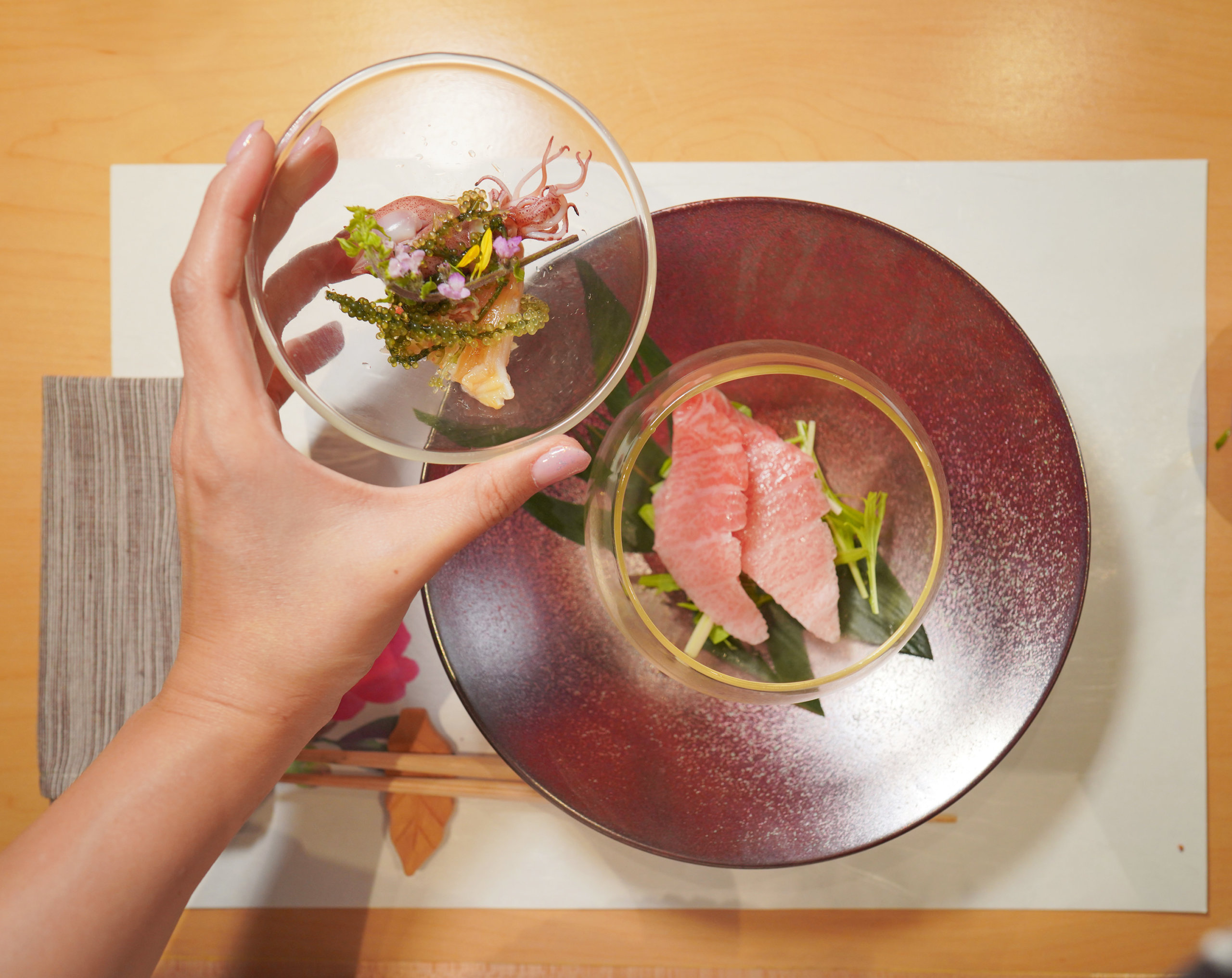 時令特上刺身用料豐富,包括煙燻大拖羅、螢光魷魚、象拔蚌、北海道活毛蟹、海葡萄及花穗。