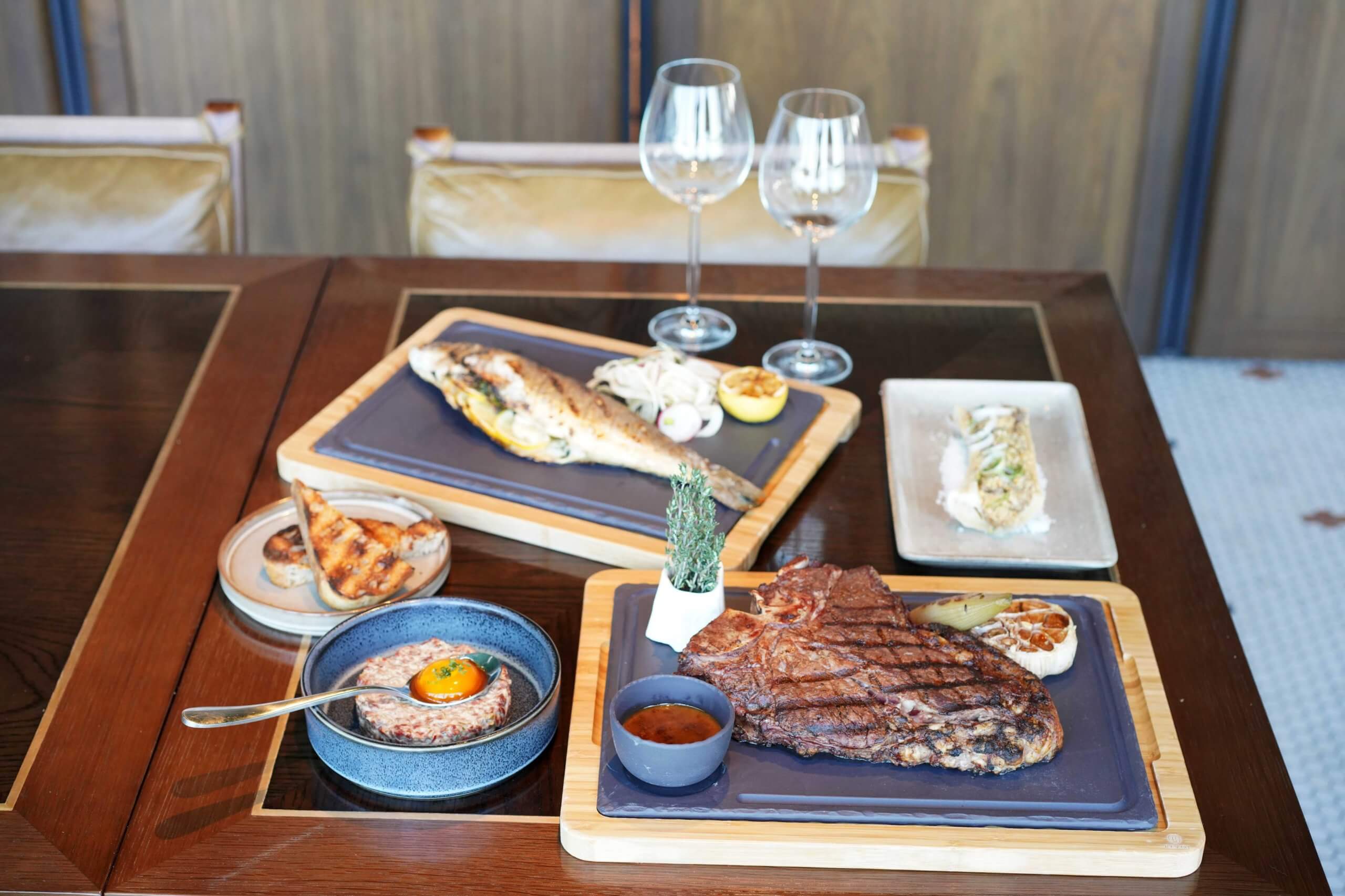 餐廳室內區域為為扒房,主打一系列西班牙式炭火燒肉。