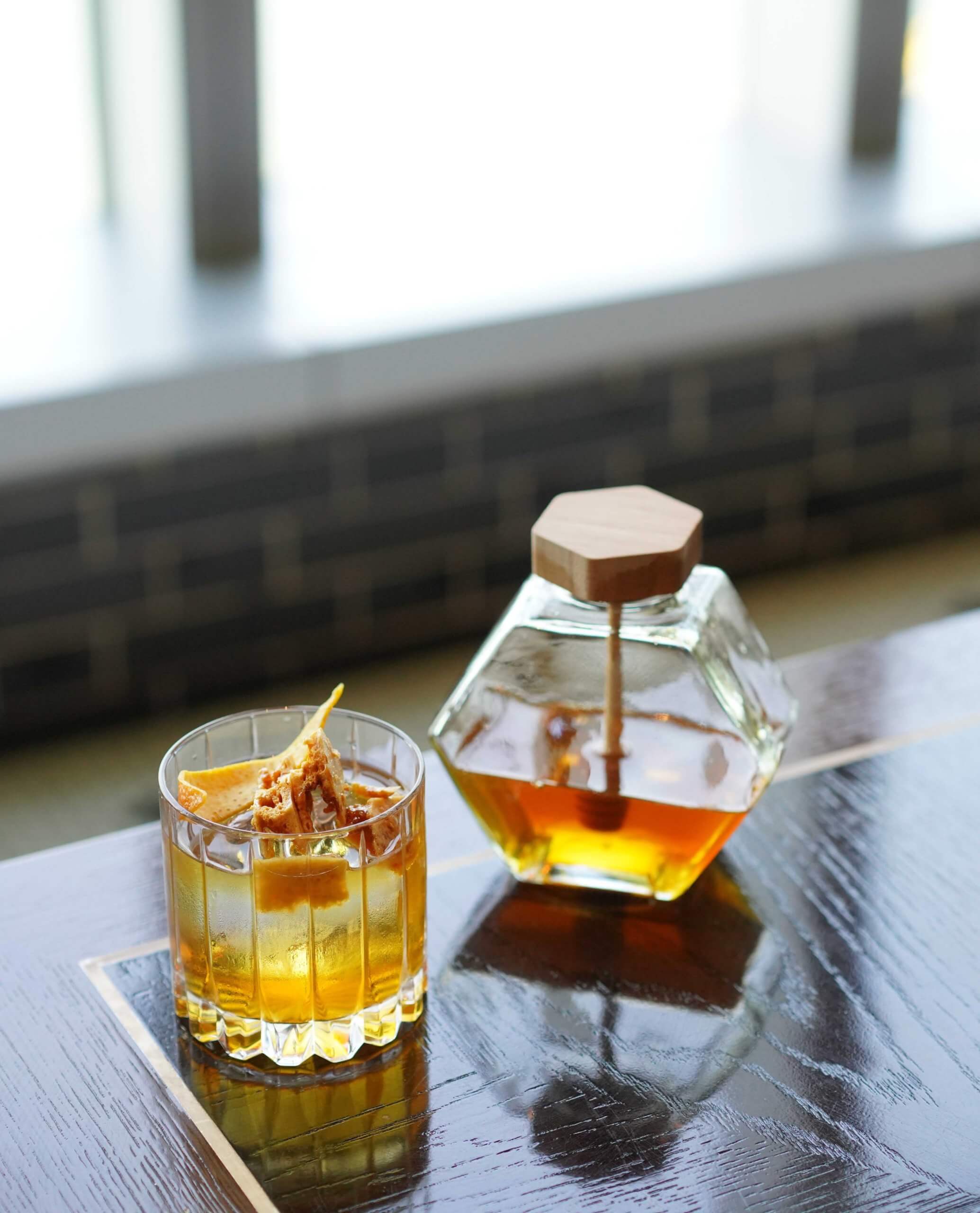海岸扒房招牌Cocktail"Honey Old Fashion"HK$110。
