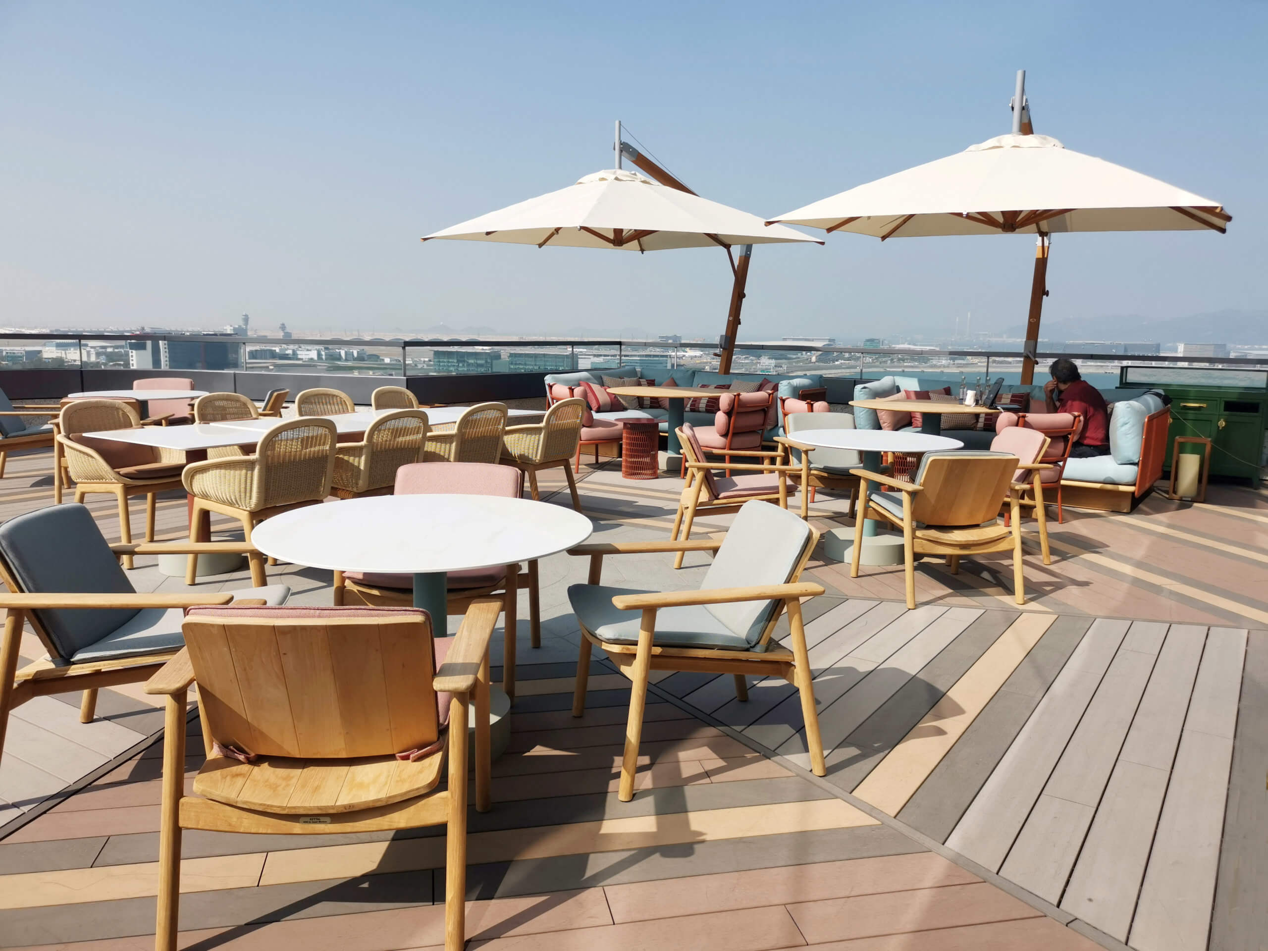 海岸扒房嘅竹戶外位置,一啲都唔似係香港!