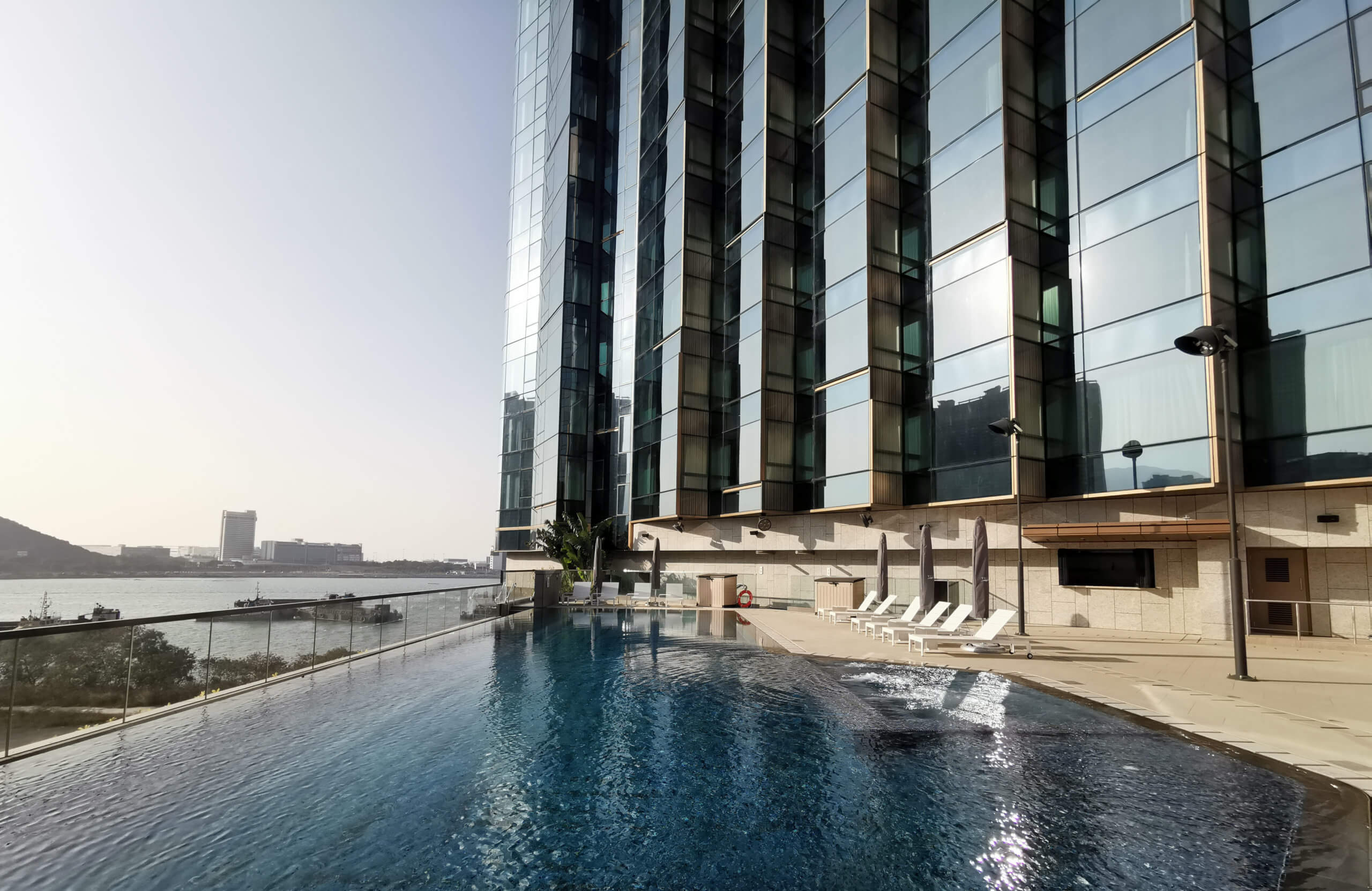 酒店嘅室外泳池,屬無邊際式設計嘅恆溫池。
