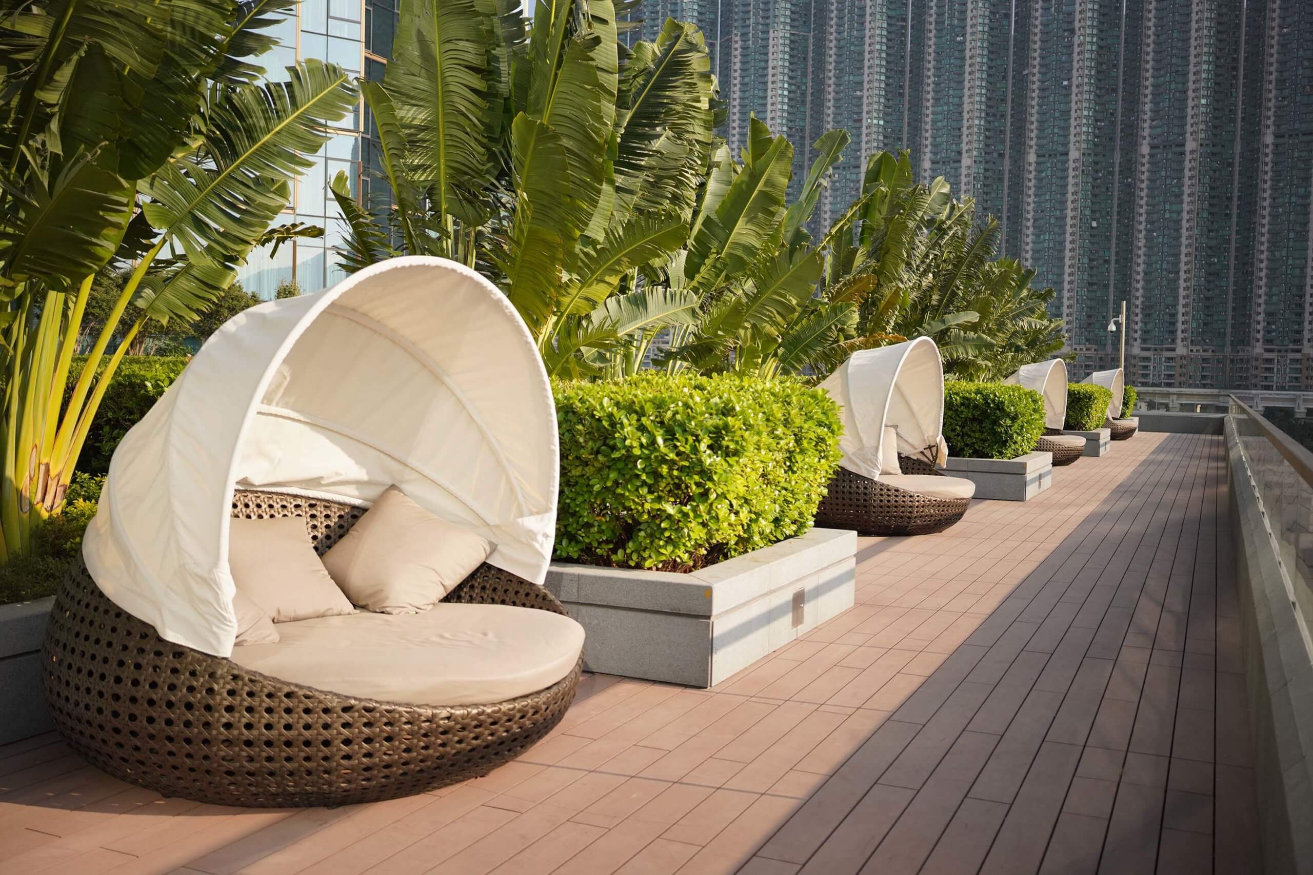 泳池上方,仲設有露天花園,Chill到爆!