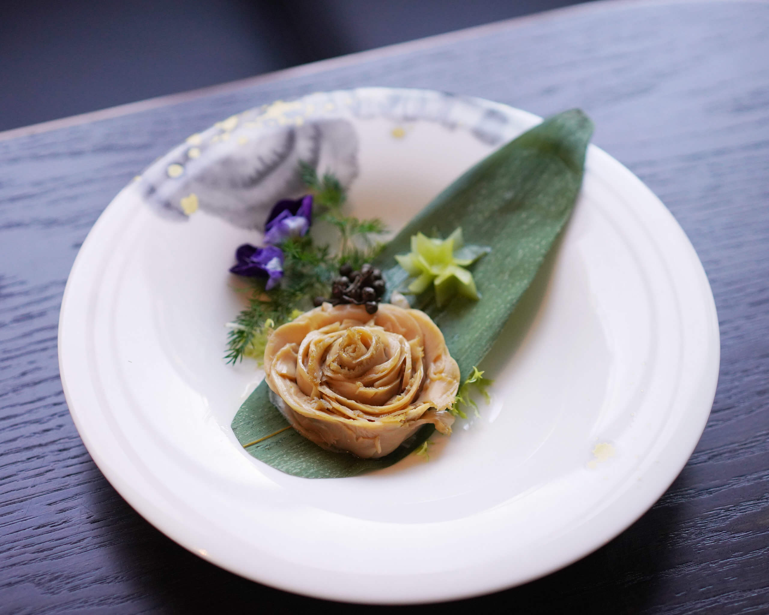 川味玫瑰鮑片,原隻鮑魚切片,砌成花形。