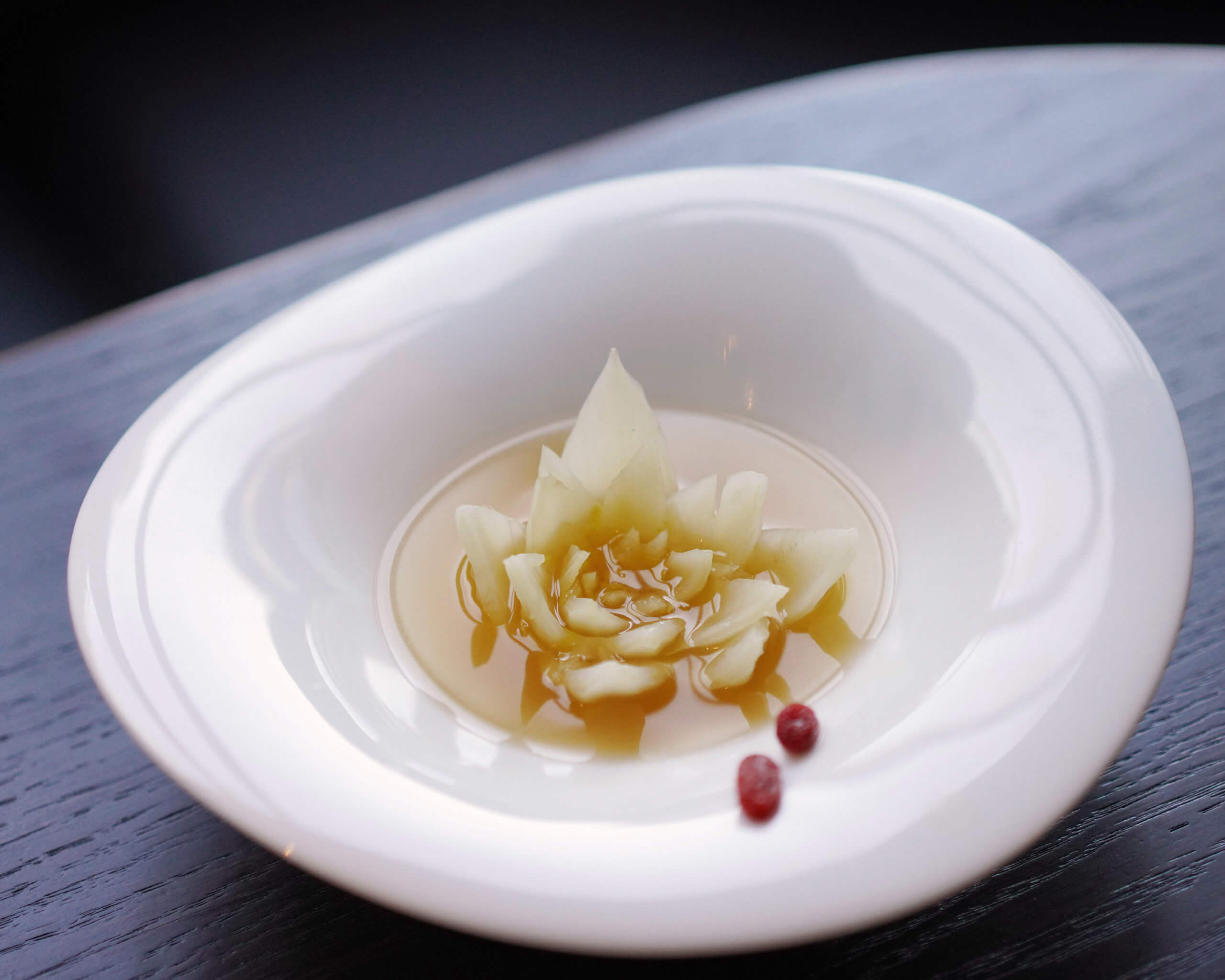 以火瞳熬製嘅湯底,加上本地娃娃菜打造而成。