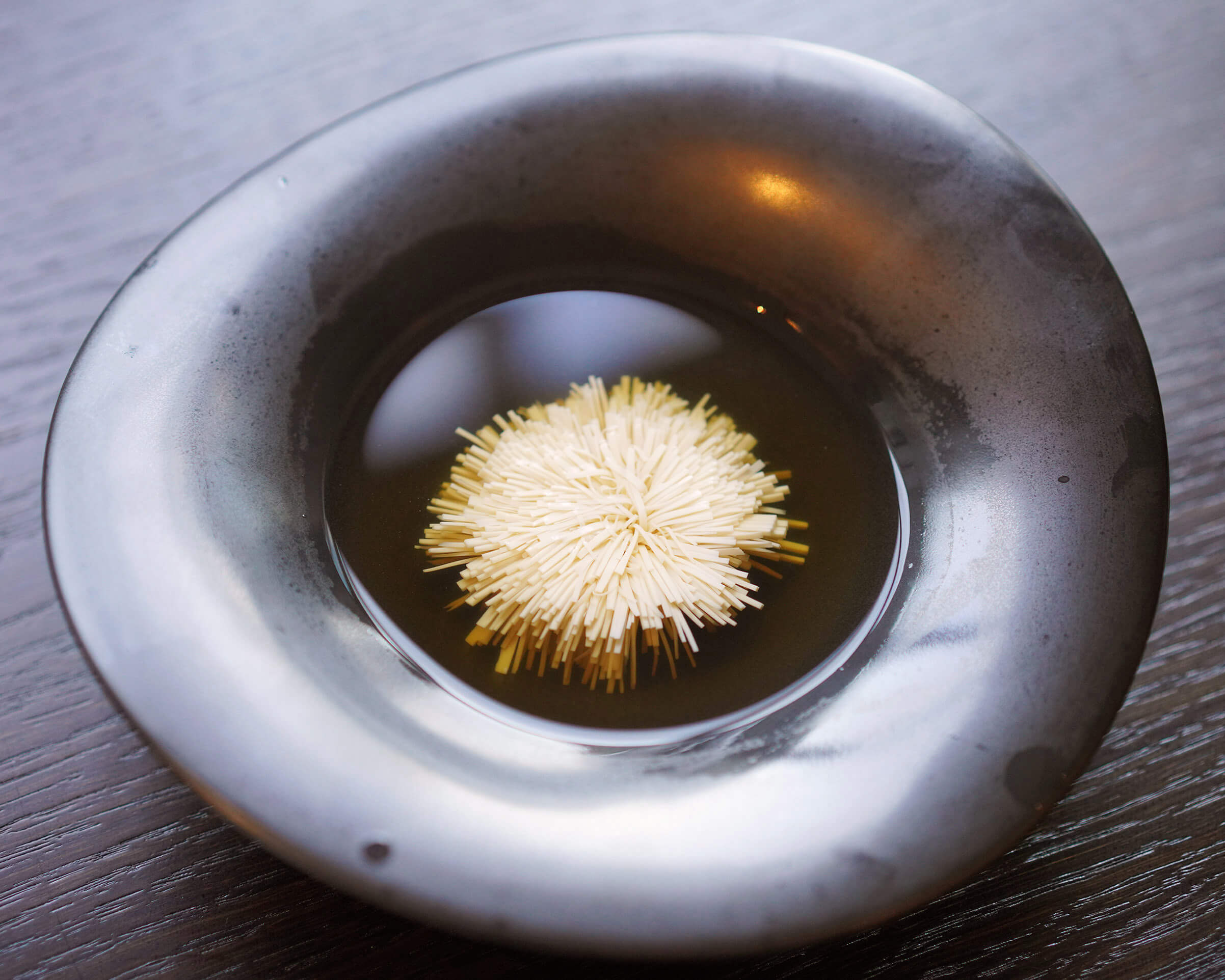 師傅必須快及準,先可以切出在湯中盛放嘅豆腐花。