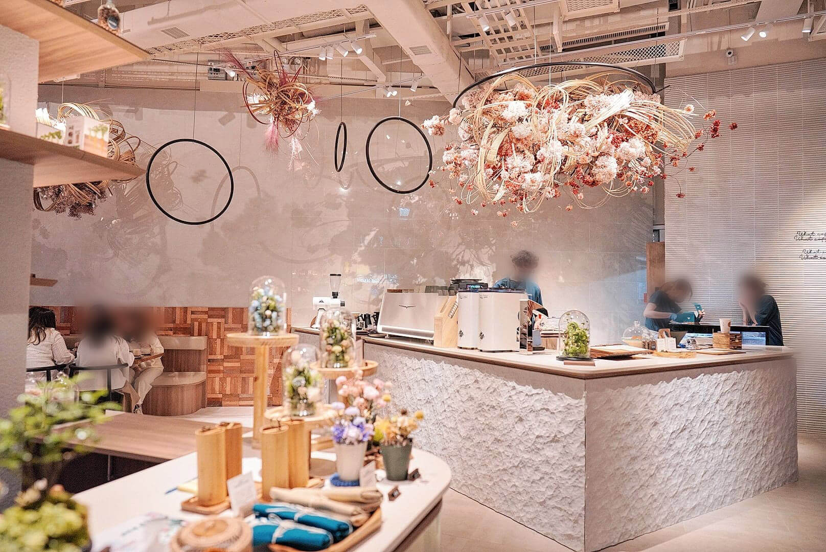 Cafe以櫻花為主題，另設小賣部供人買盆栽及訂花。