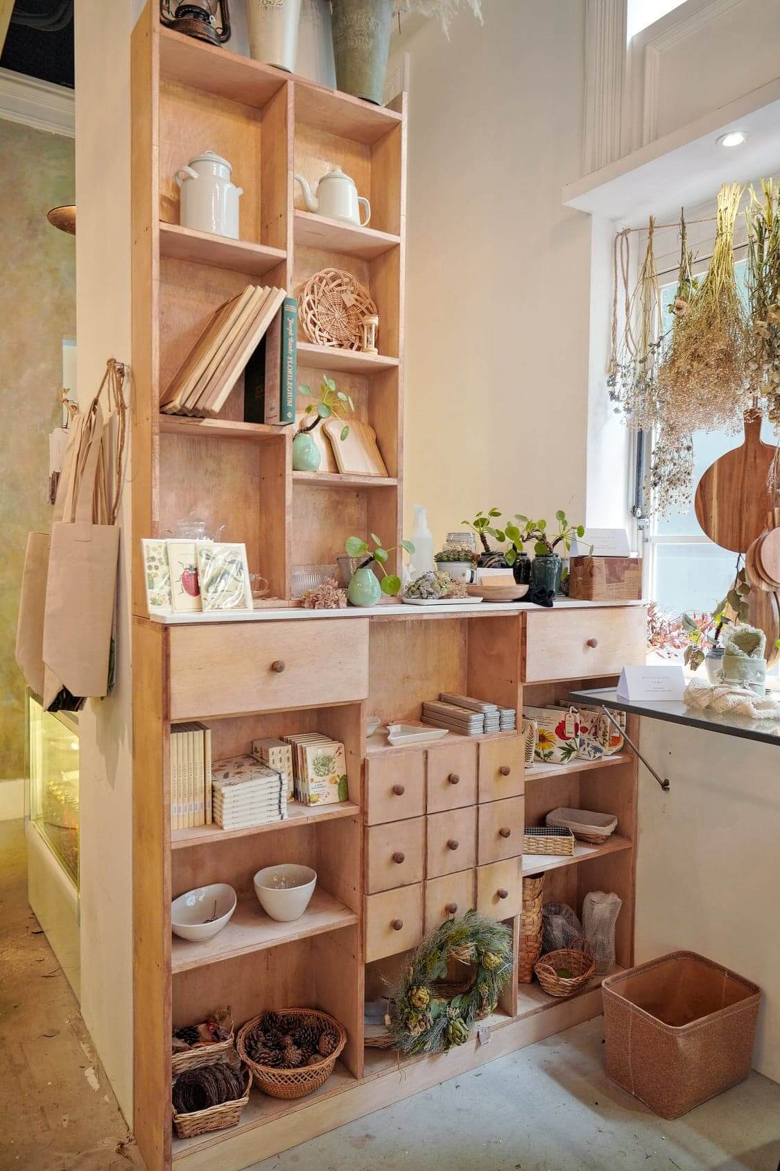 長身儲物櫃,散發濃濃文青味。