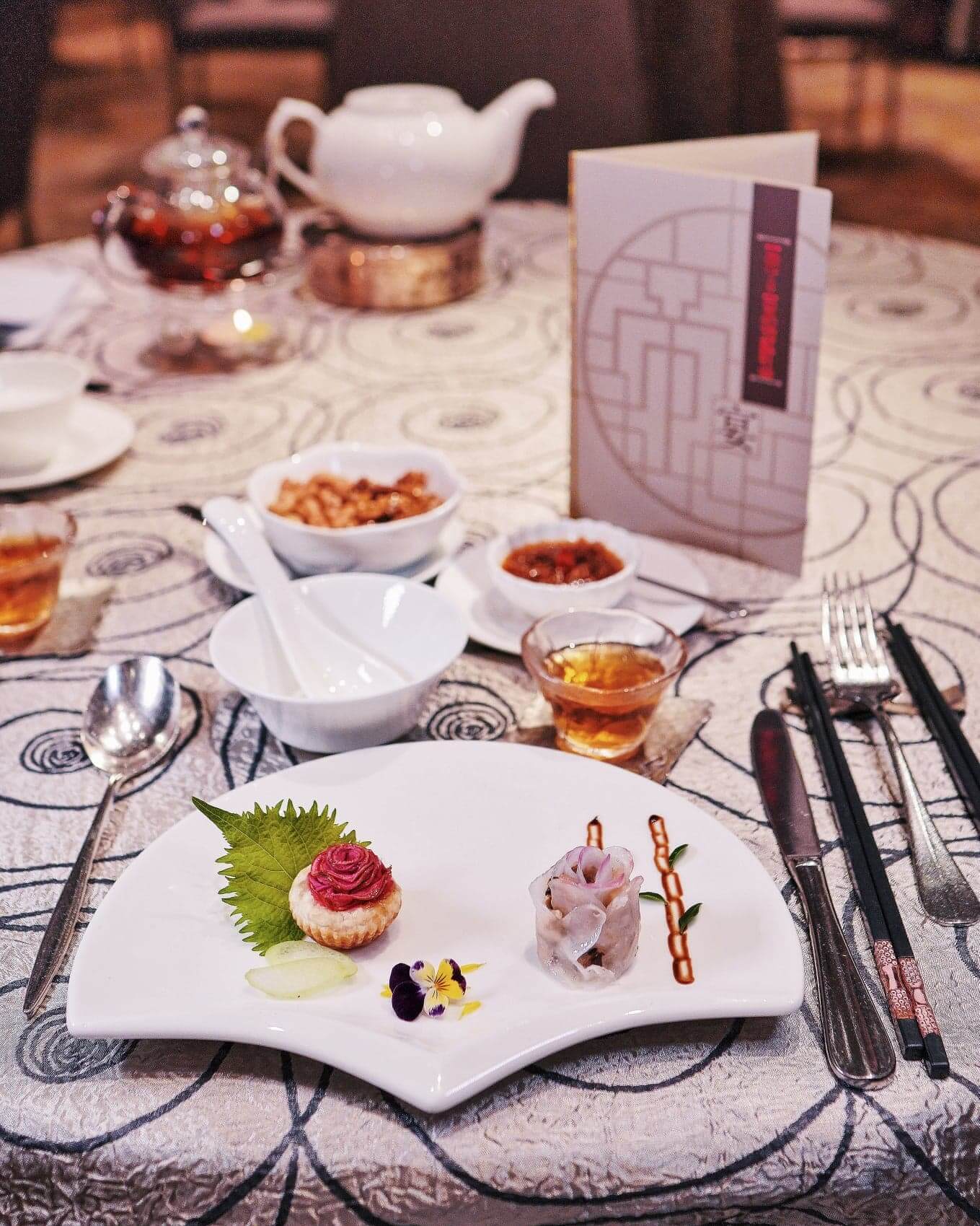 以作品《紅玫瑰與白玫瑰》創作嘅紅影金酥．瑰麗花餃。