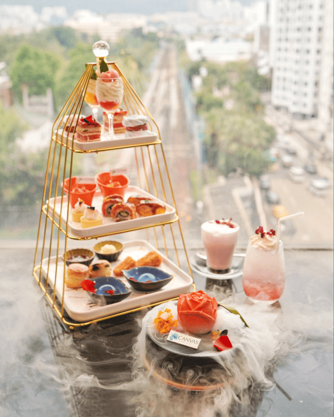 帝京酒店 Lion Rock 聯乘澳洲有機香薰護膚品牌CANVAS嘅「瑰麗仙境下午茶」。