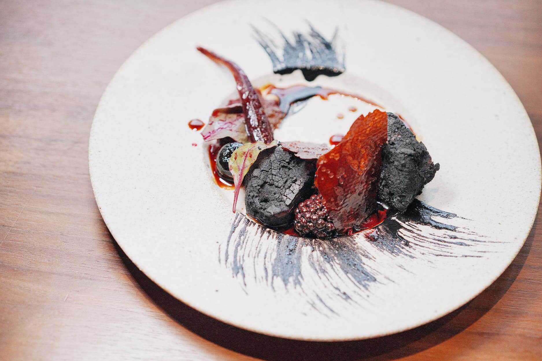 以中國四大著名藝術家之一徐悲鴻嘅作品《奔馬》為靈感設計。