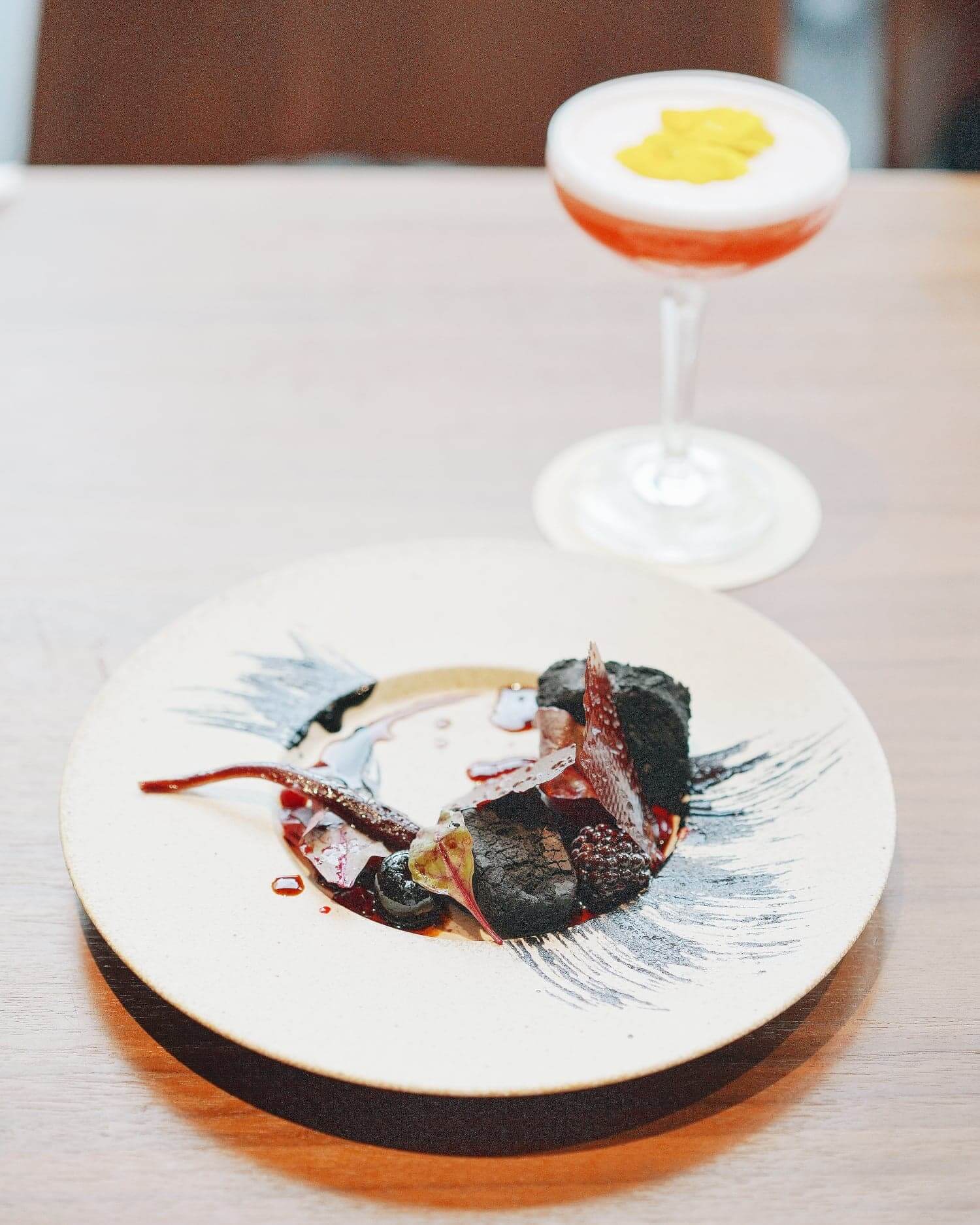 師傅以黑莓汁作伴碟,模仿水墨馬嘅動態。