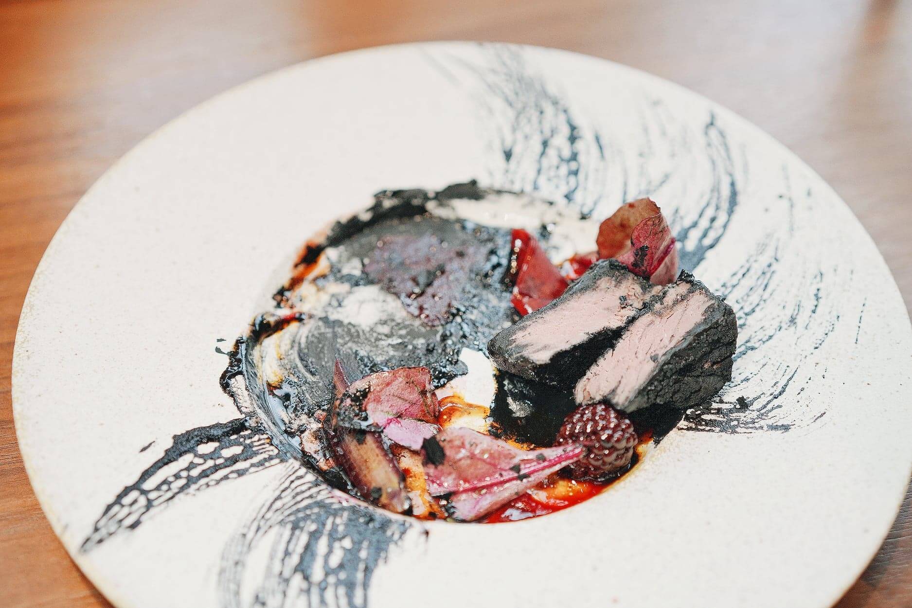 慢煮鹿肉,口感鬆軟。