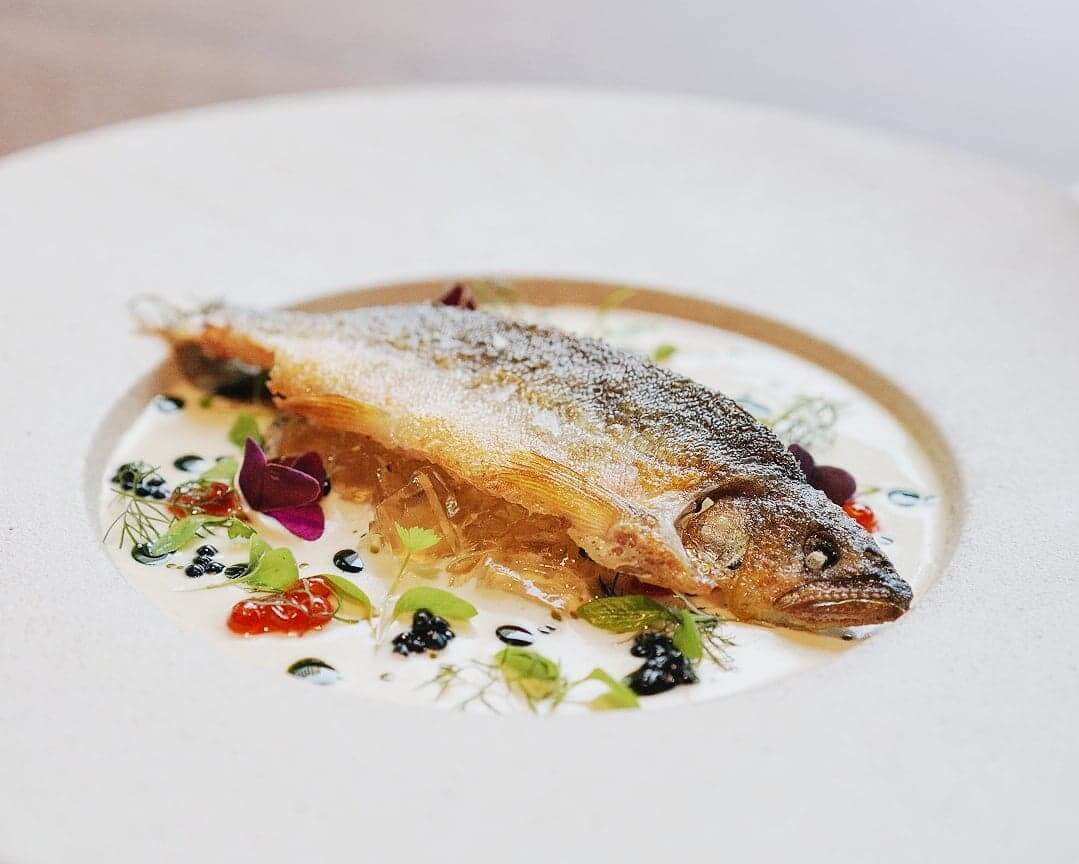 食之前,師傅會將高湯去除,裝飾精緻送上。