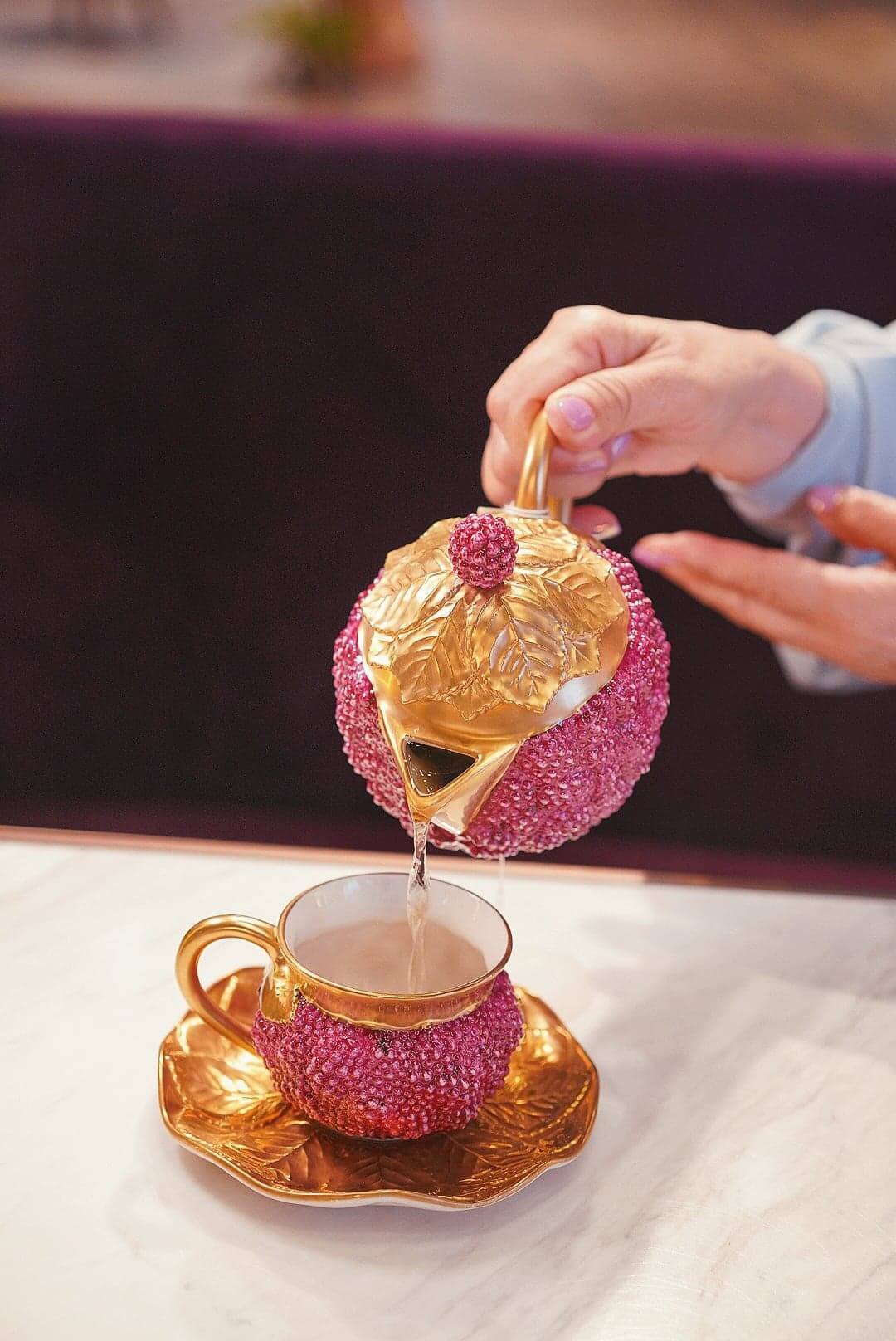 金與桃紅嘅意大利茶壺，超igable！