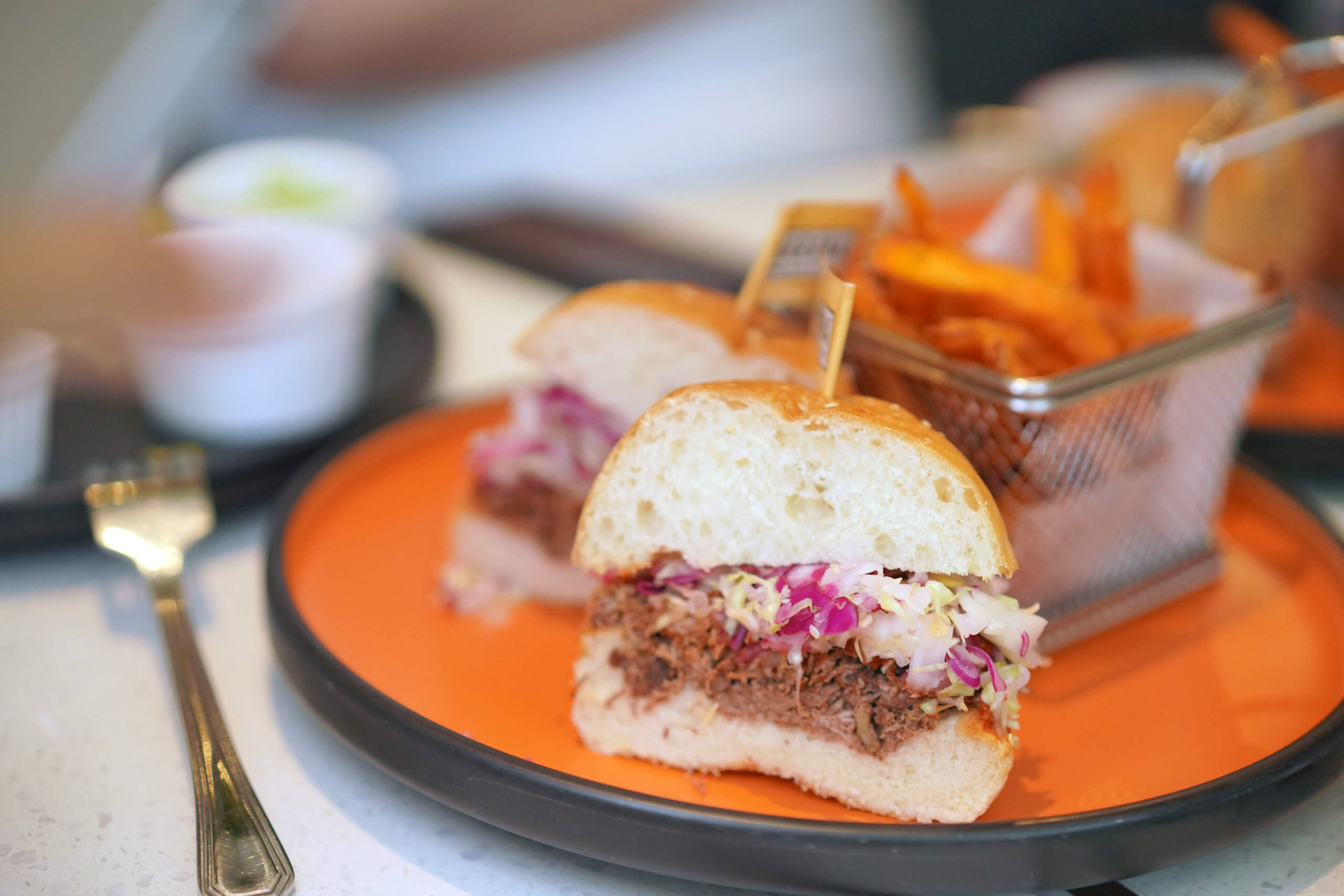 漢堡好足料，夾有厚厚嘅KARANA 全植物豬肉。