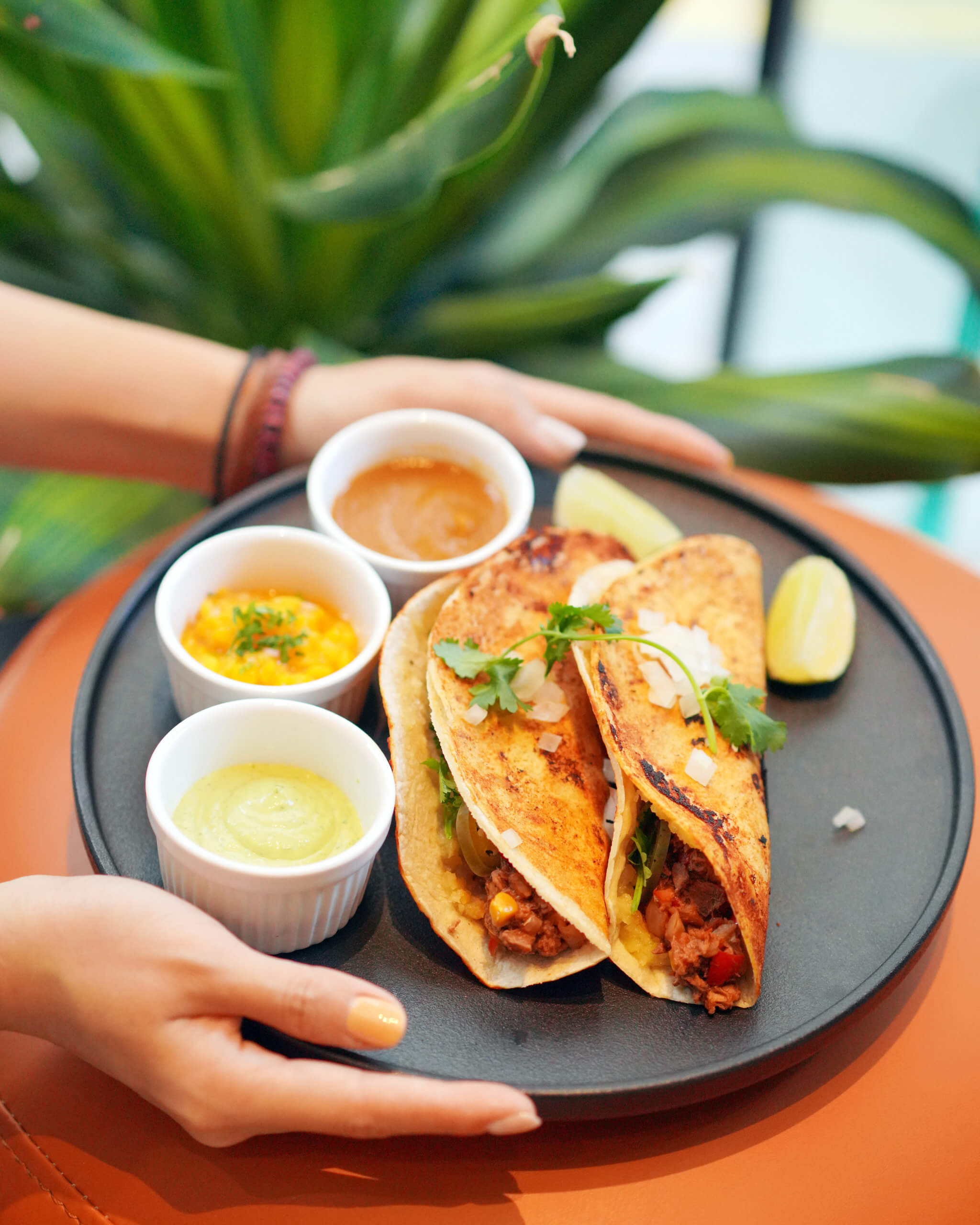 將KARANA全植物豬 肉加入香辣香料，製成特色嘅墨西哥卷餅。