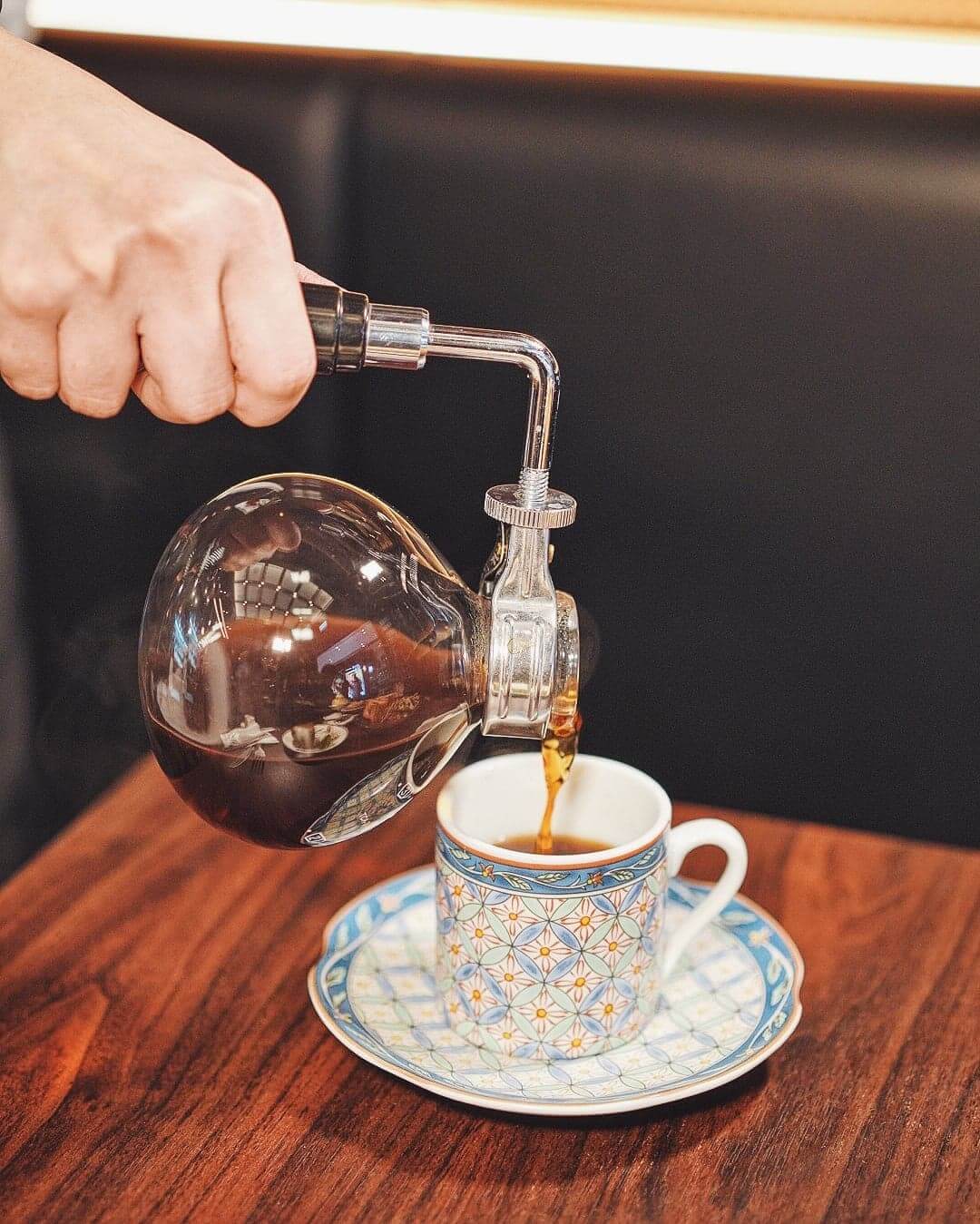 作為昭和喫茶店,店員會親自將煮好嘅咖啡,倒入客人自選嘅杯中。