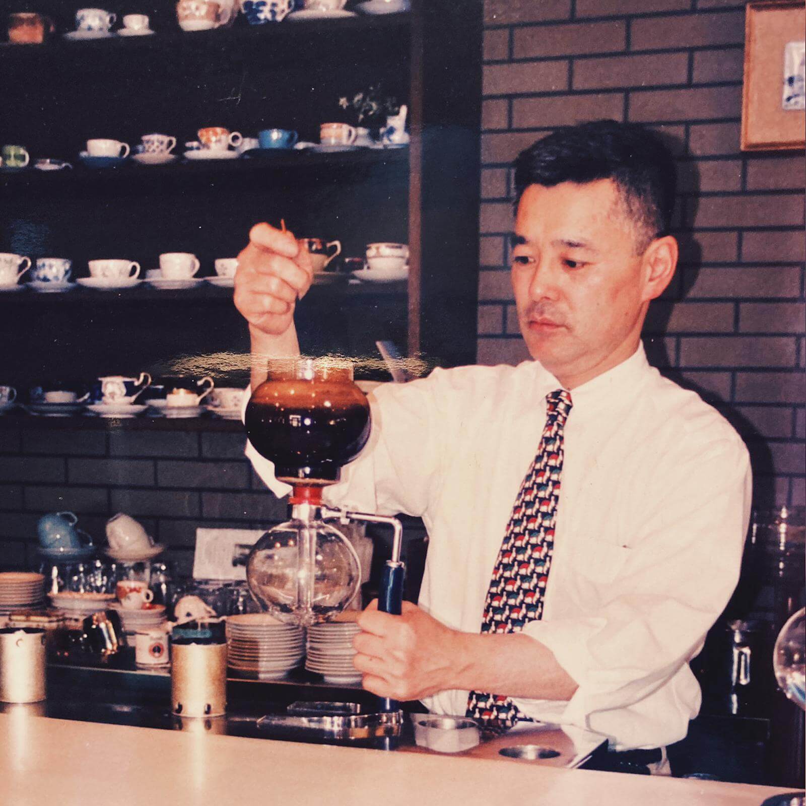 創辦人長谷川慎一,多年來堅持用自家焙煎嘅咖啡豆泡製虹吸咖啡。