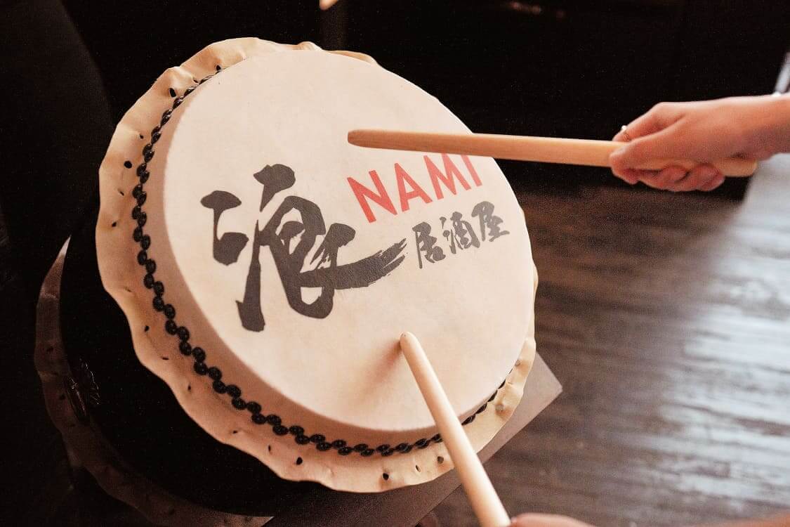 每當客人入座，都會受到店員擊鼓歡迎。