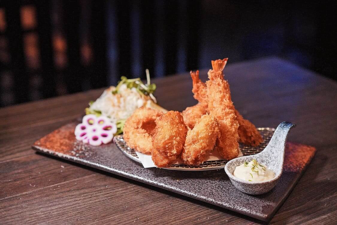 天婦羅方面，我揀咗海鮮什錦天婦羅，一盤入面有大蝦、肥蠔、沙追魚、魷魚、茄子、蓮藕及舞茸菇等等，非常豐富！