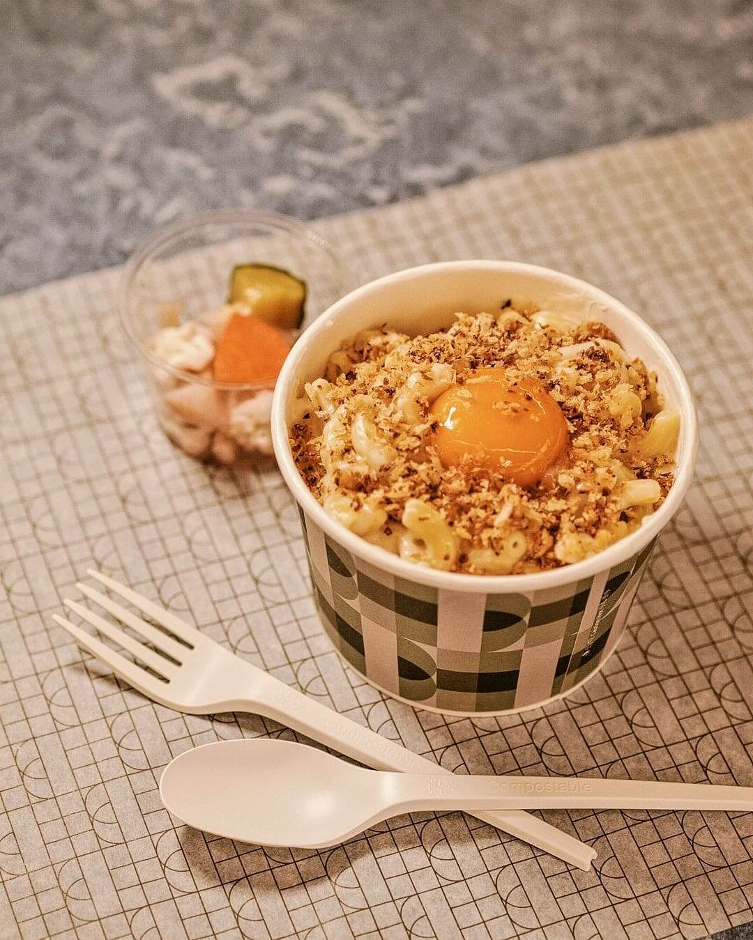 經典芝士通心粉以格呂耶爾白醬、莫澤雷勒芝士、蒜味麵包粒和蛋黃作主要材料。