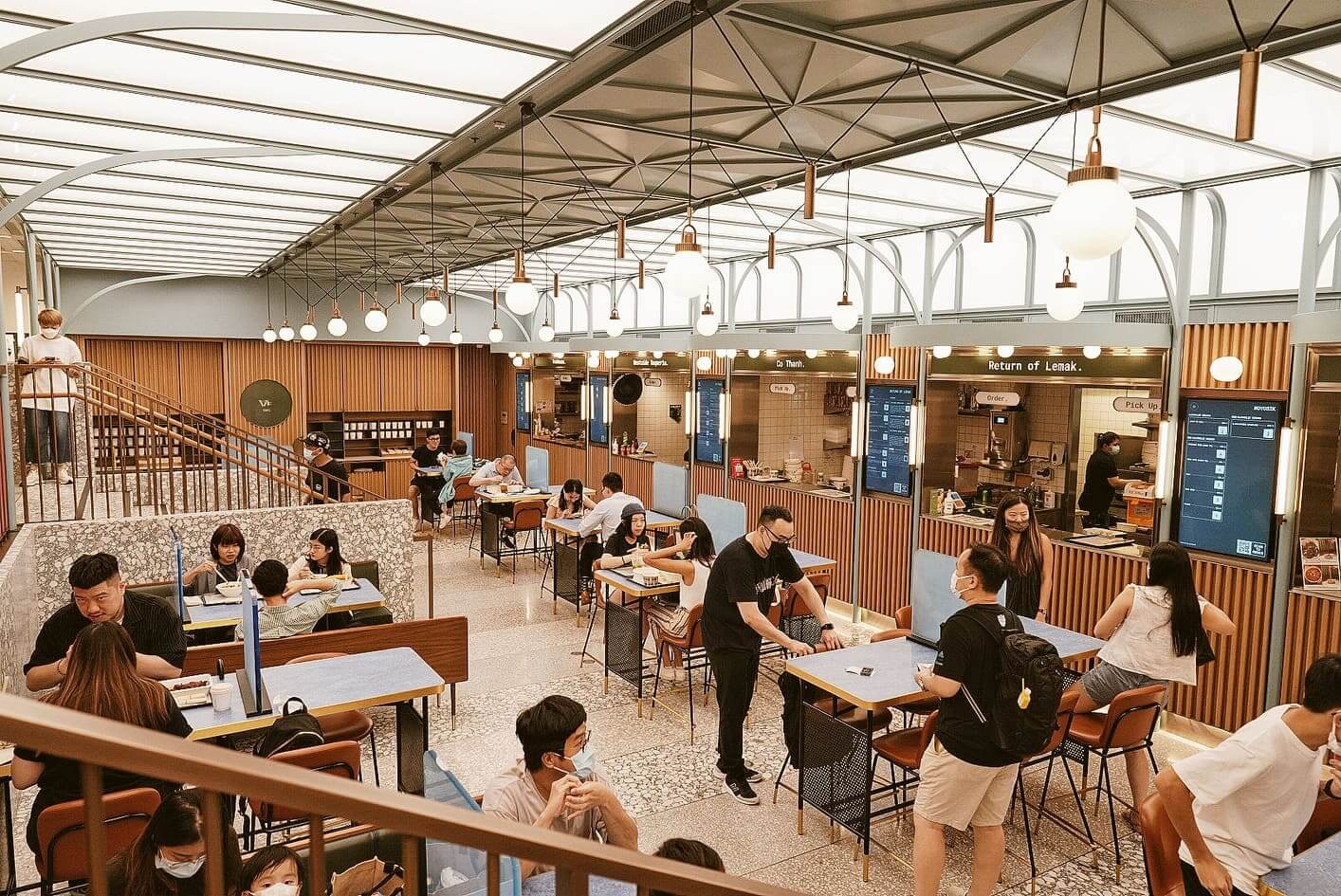 BaseHall設計概念來自1970年代嘅怡和大廈，設計師透過空間布置、燈光等重塑80年代嘅復古風情。