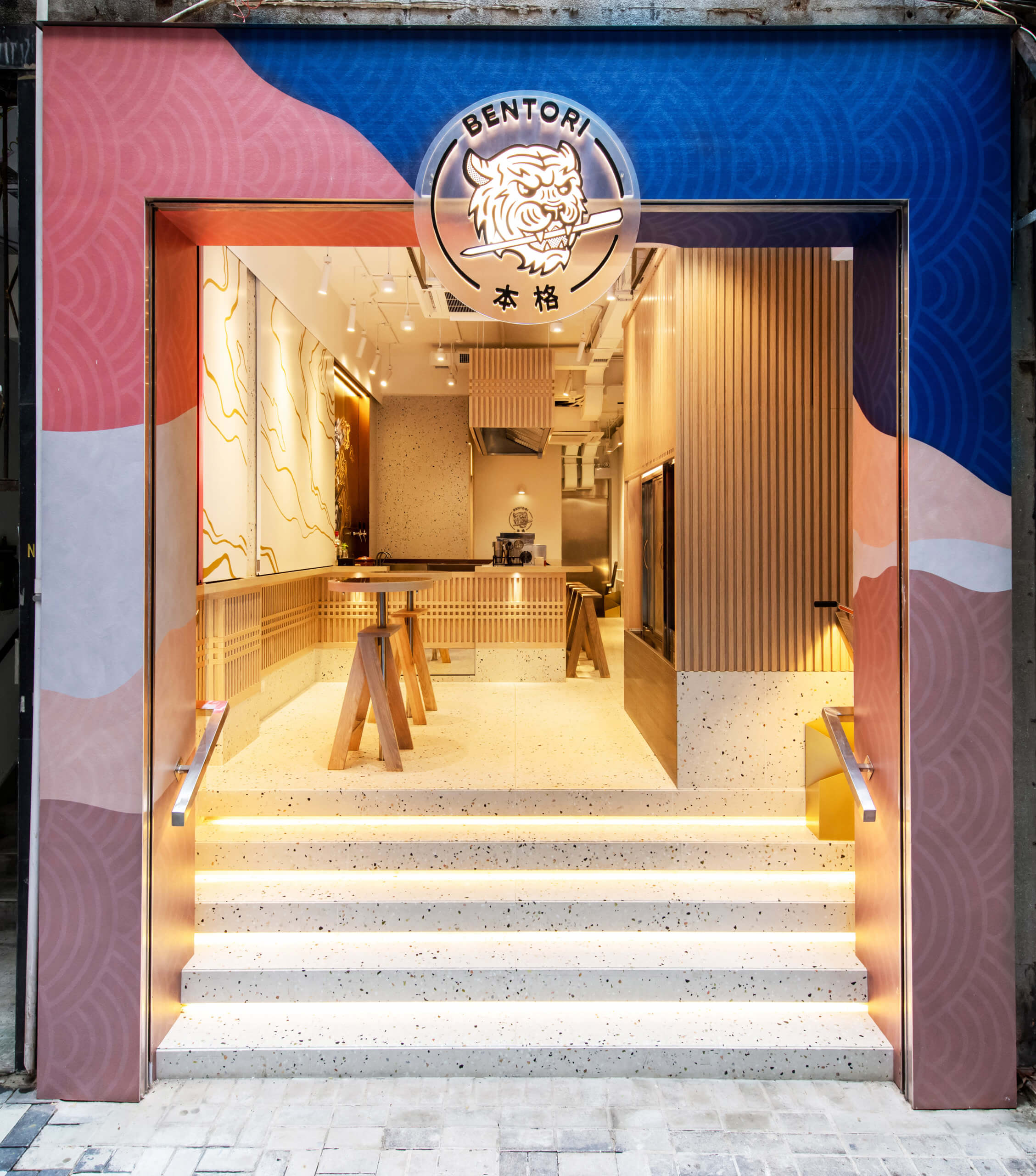 BENTORI本格非常新潮，與懷舊鐵行里形成強烈對比。