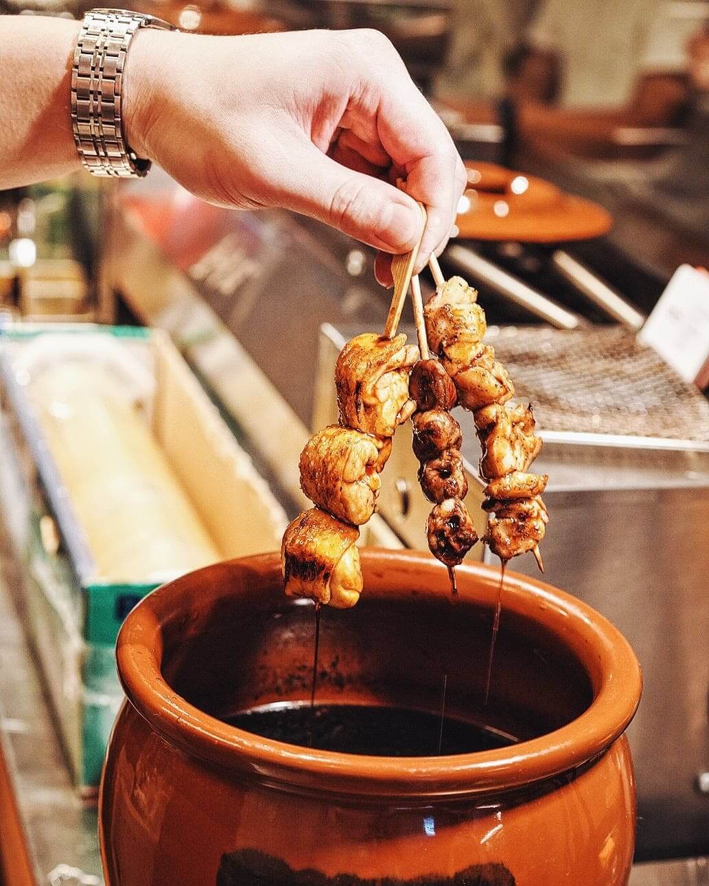 燒烤完畢，即沾上秘製醬汁。