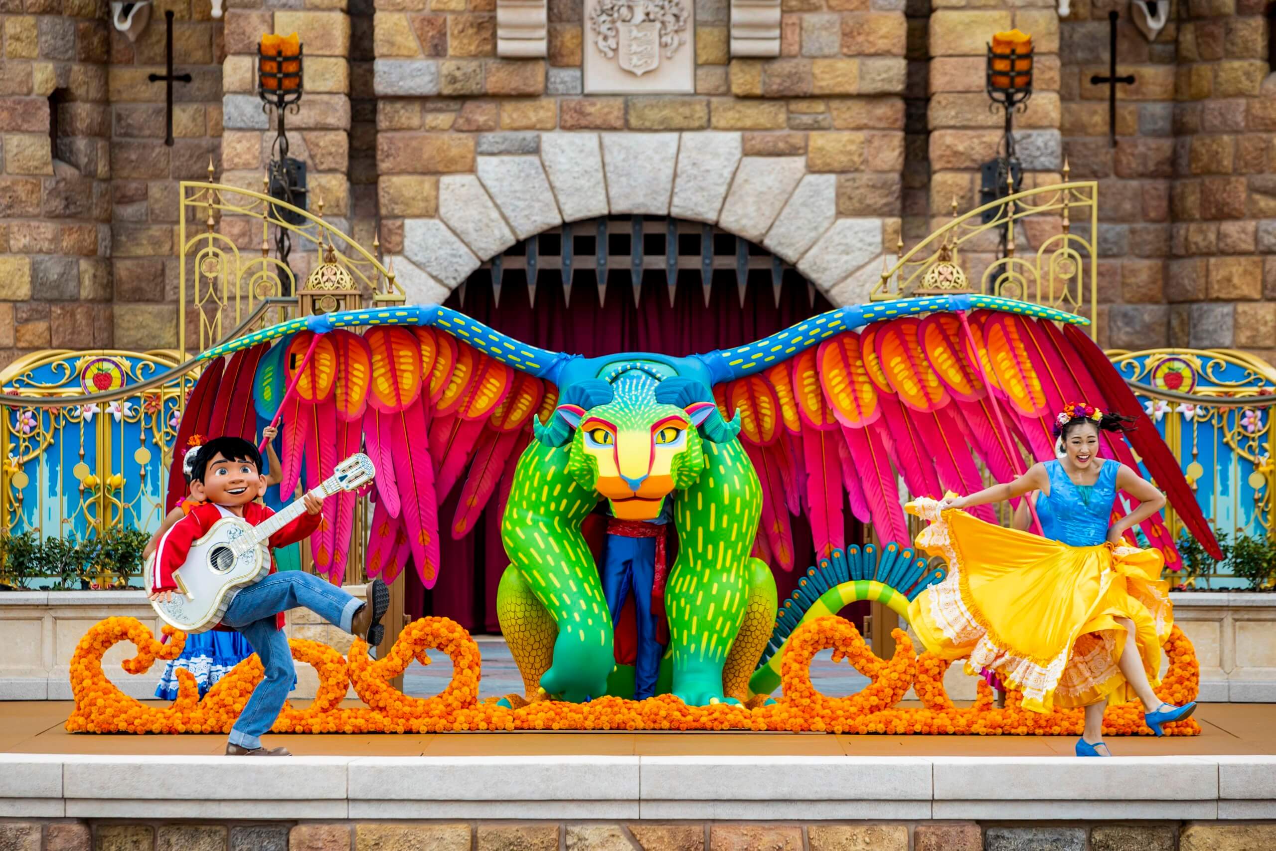 電影《玩轉極樂園》的米哥(Miguel)會在「抓緊當下」(Seize the Moment Suite) 一幕現身。