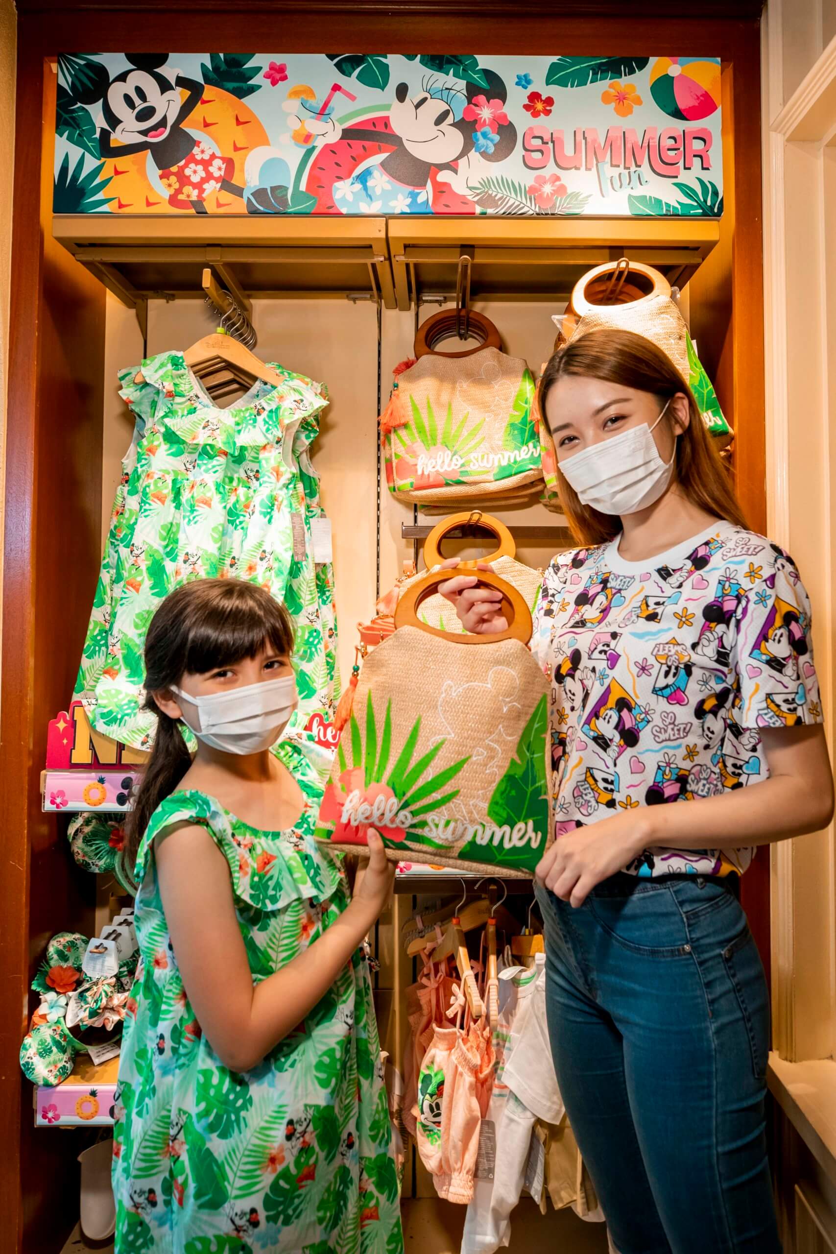 全新「Tropical Hideaway」系列洋溢綠意盎然嘅熱帶風情,有服裝、頭箍、家具擺設、拖鞋、頭飾等,比大家隨時Cool住過暑假。