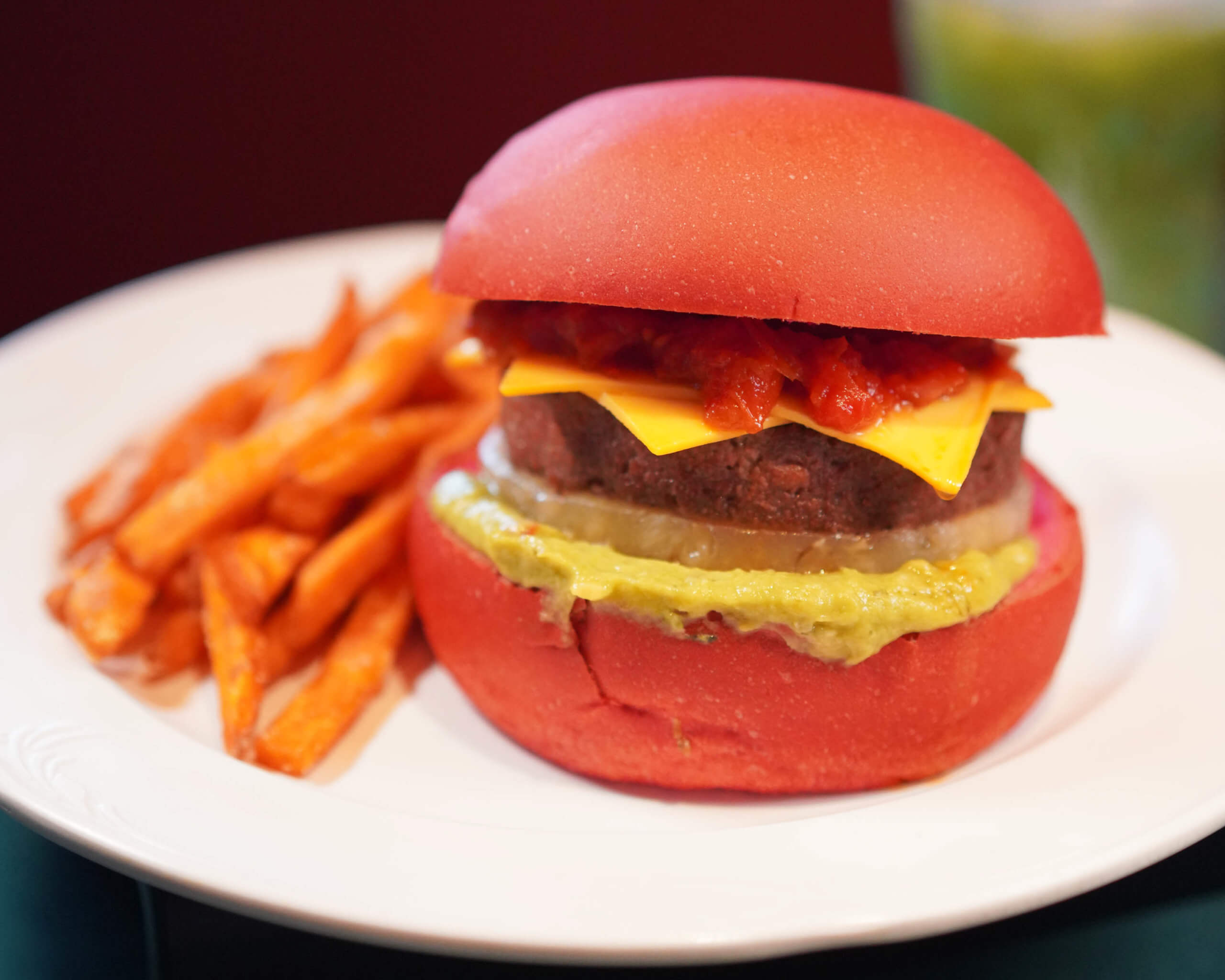 植物肉紅菜頭漢堡包以植物製素肉炮製,減少碳排又不失風味。