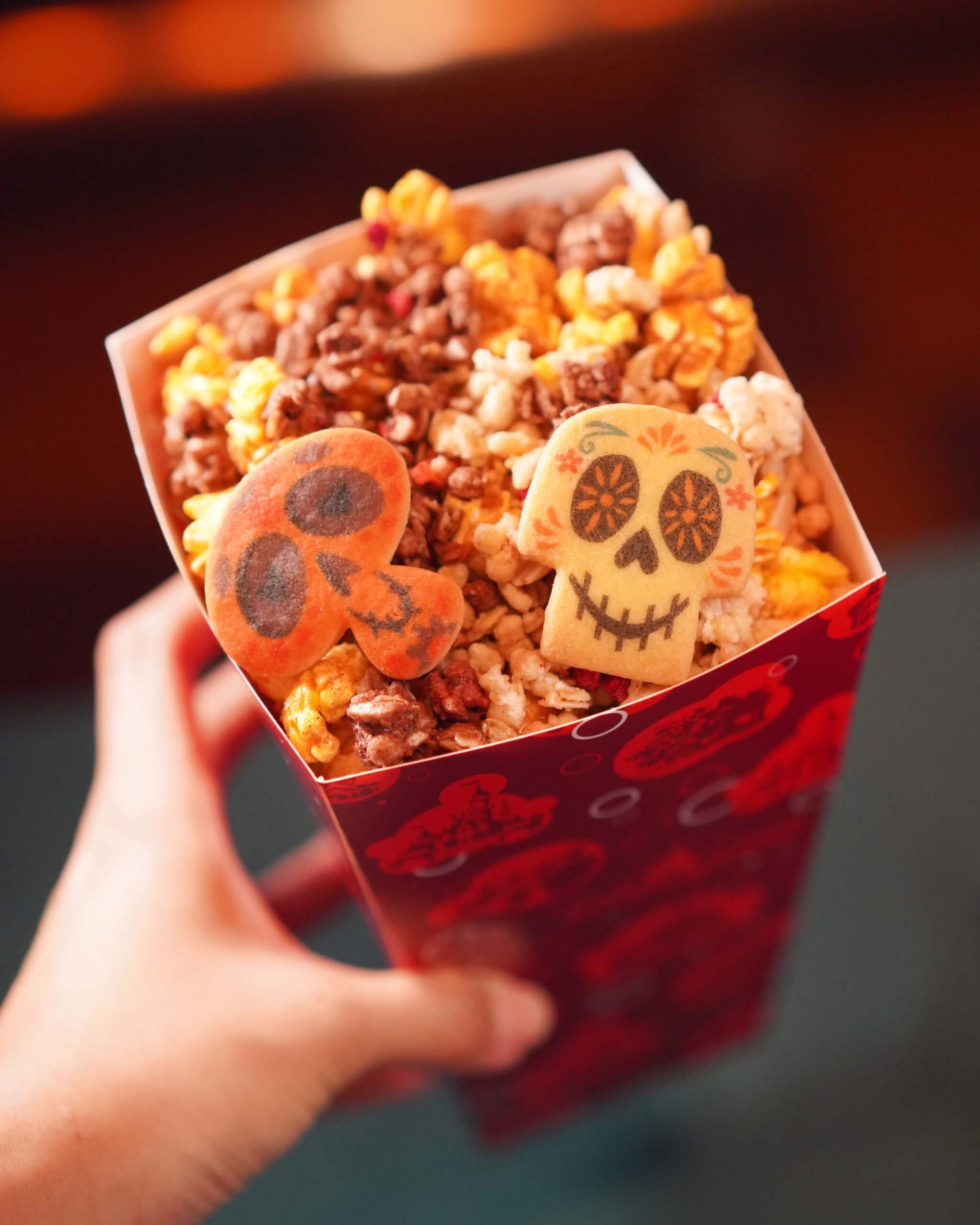 「曲奇爆谷」向《玩轉極樂園》致敬,爆谷中的骷髏面具造型曲奇好玩又好味。