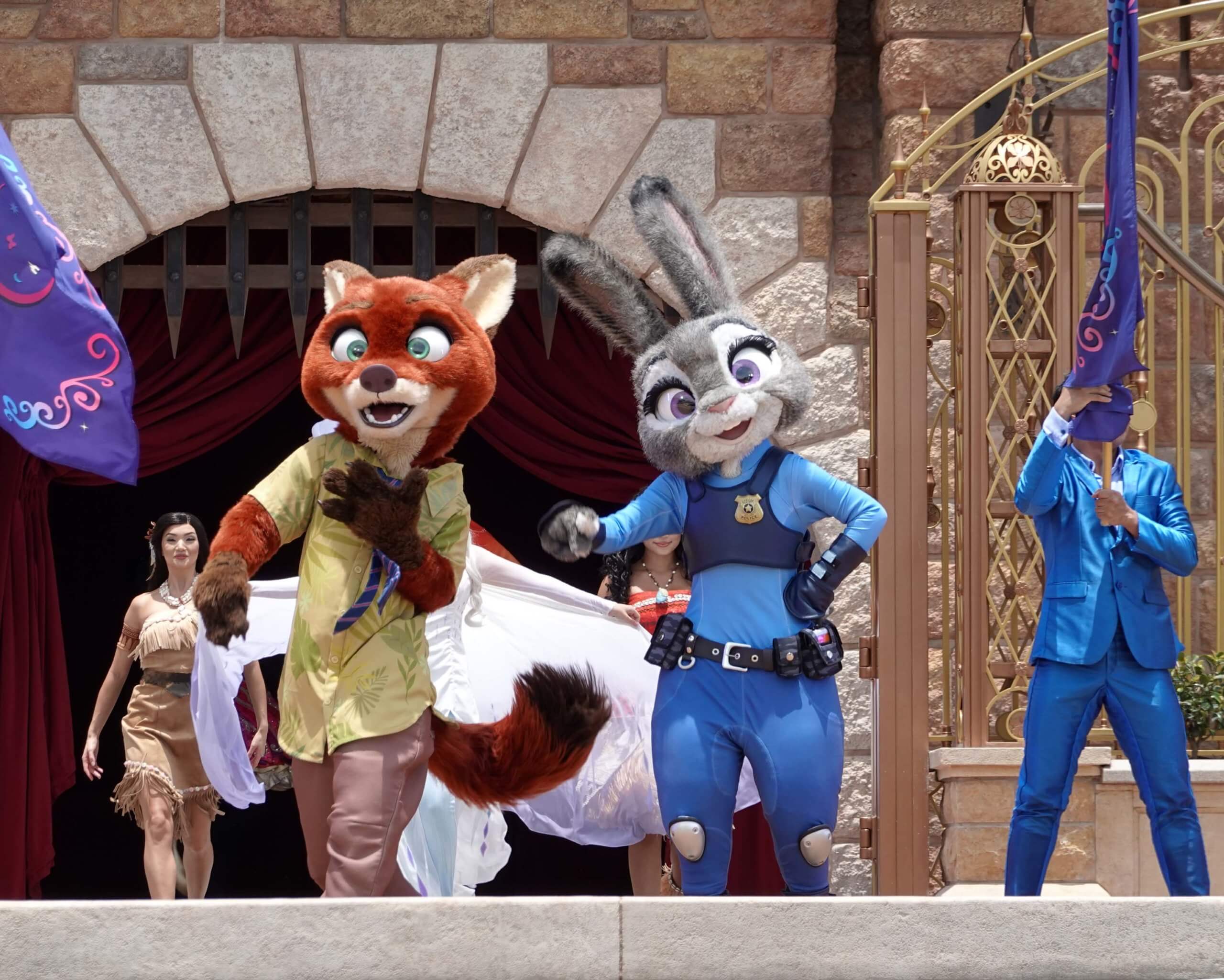 「奇妙慶典」(Celebration Suite) 一幕,電影《優獸大都會》的歌曲「 Try Everything」經過重新編製,以混合Hip Hop、爵士、搖滾及EDM電子音樂多種不同音樂類型K-pop風格呈現。