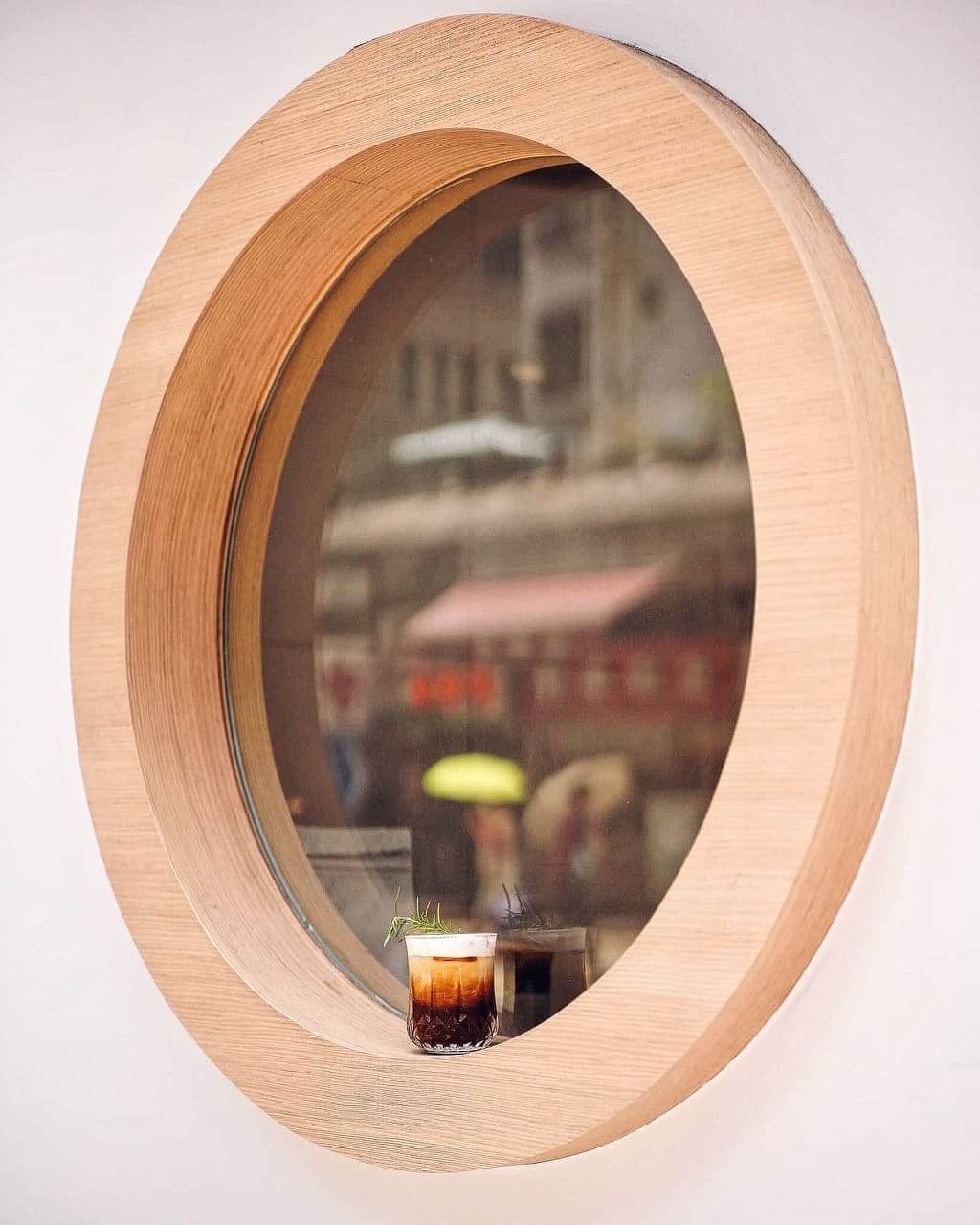 圓木框窗係「鳥山。商號」標誌設計。