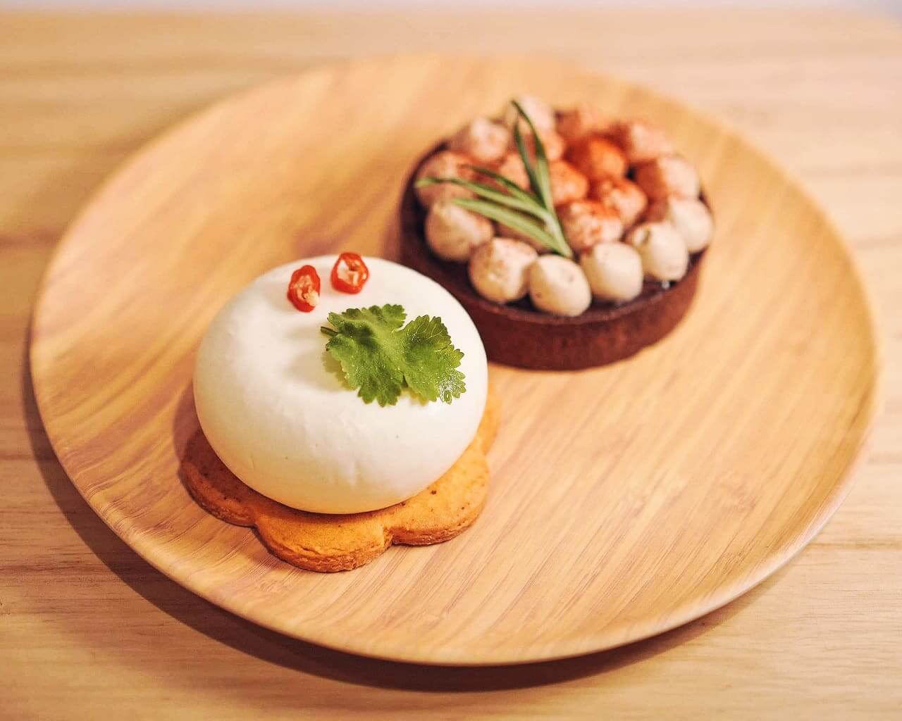 左:「柊」- 泰式椰子芫茜芝士蛋糕 HK$58;右:「松」 - 辣芒果摩卡生巧塔 HK$58