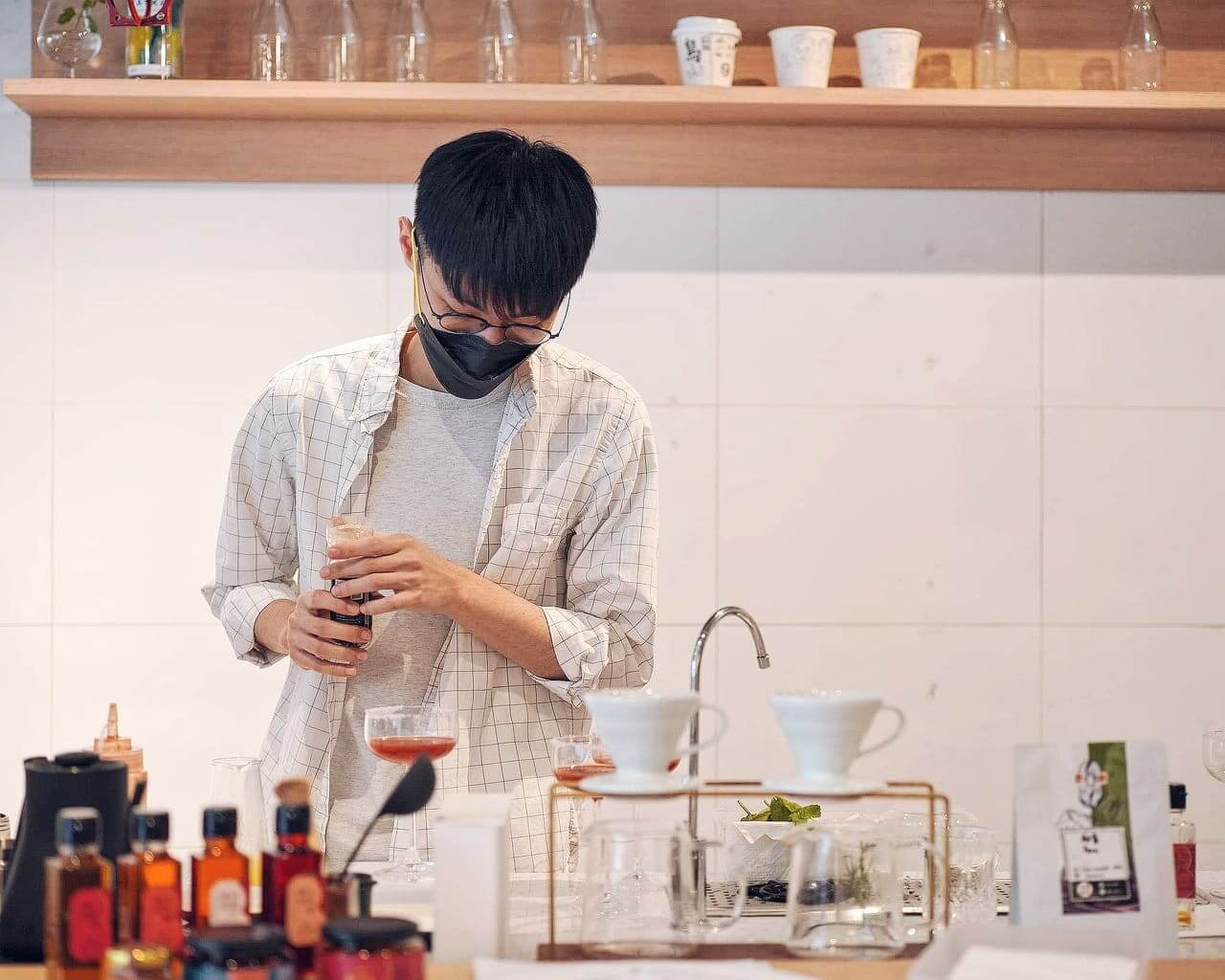 年青咖啡師 Ericsson親自調製辛味特飲。