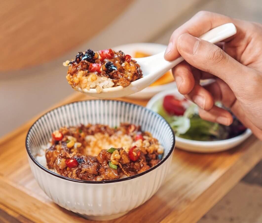 薟薑仔魯肉飯加咗杜甲A-Ma嘅香麻醬及五香蒜辣油,非常香口。