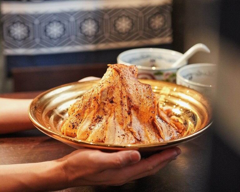 期間限定重量級 2 人份「火山極盛豚肉沾汁麵」。