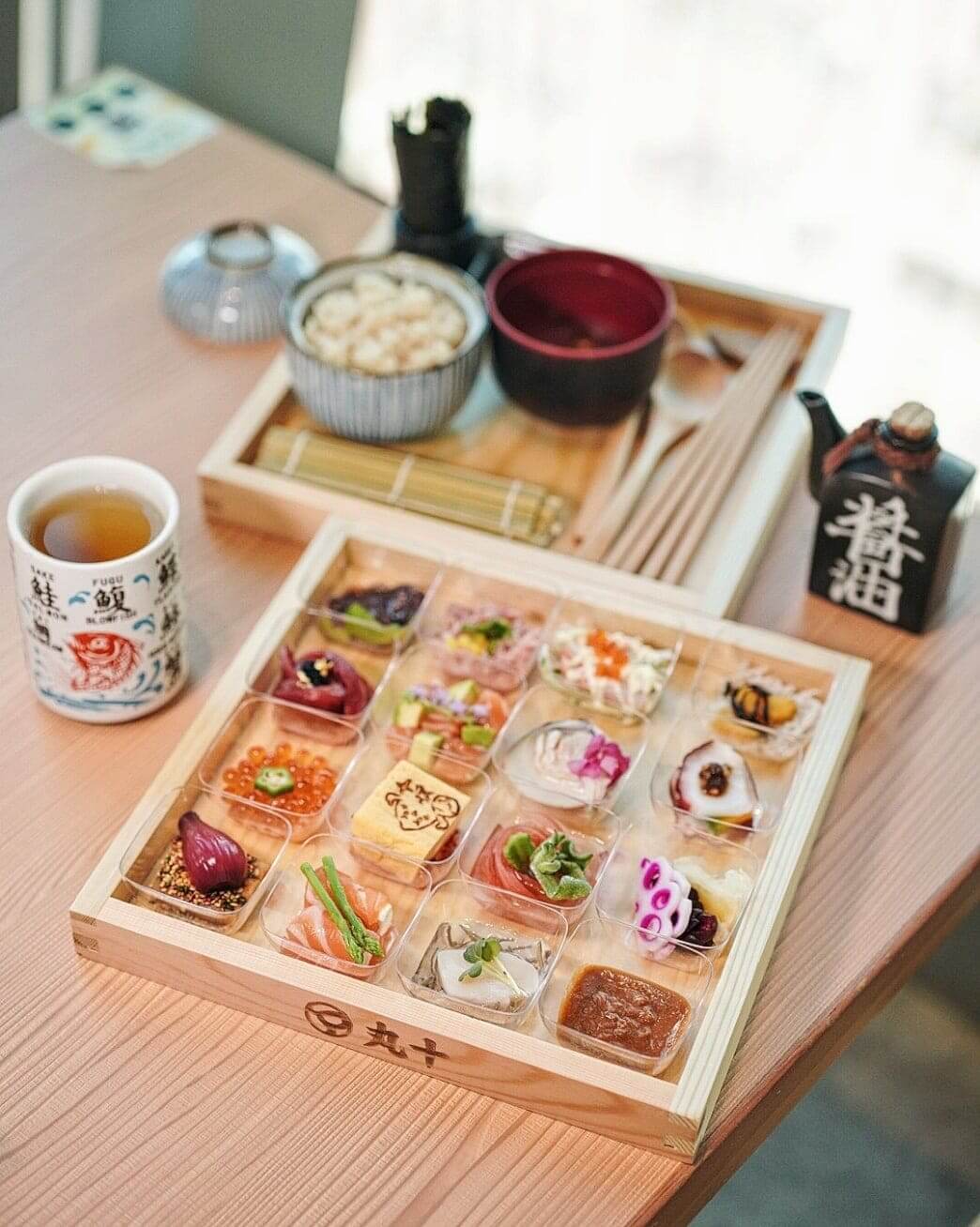 手和壽司可自行 DIY,將唔同嘅食材、醬汁及丸十名物精米飯配搭製成壽司,有得玩有得食!