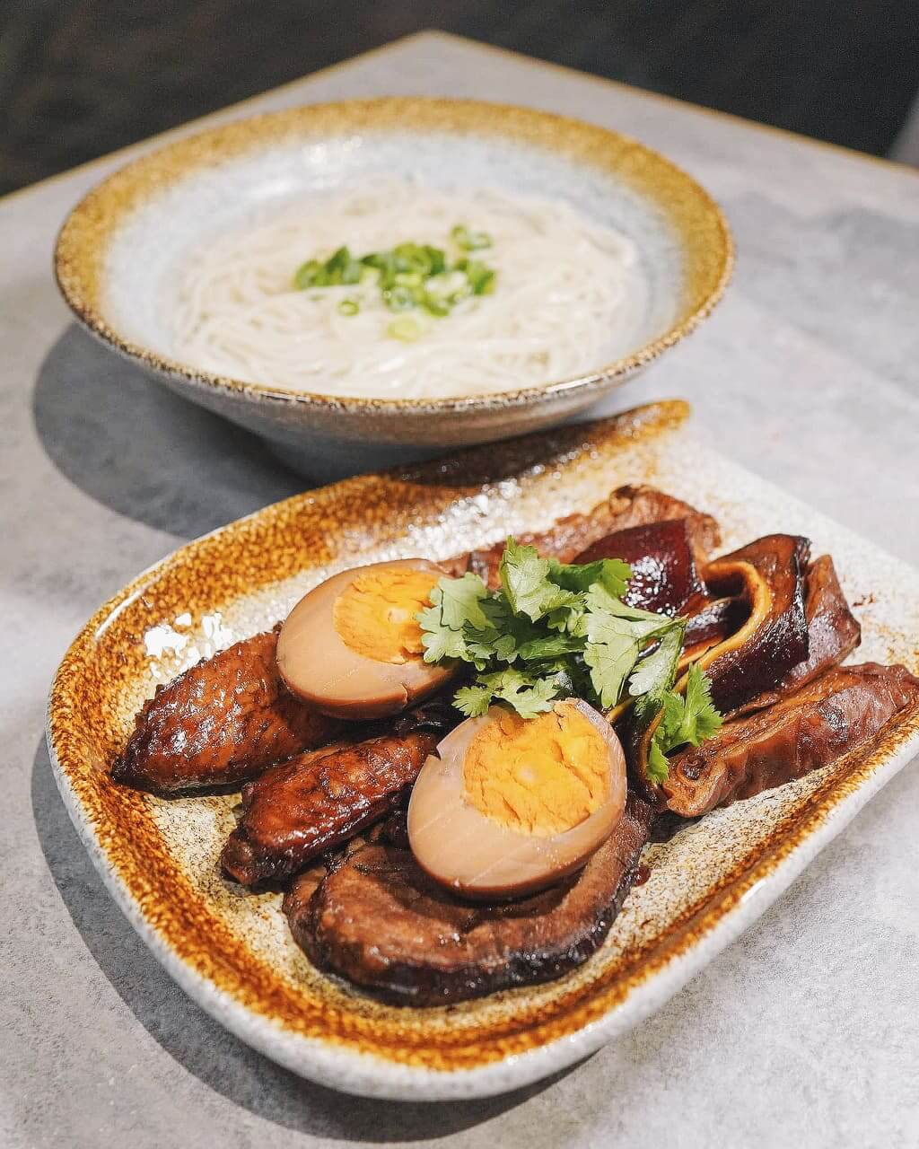 滷水拼盤仲可配湯麵或湯飯。