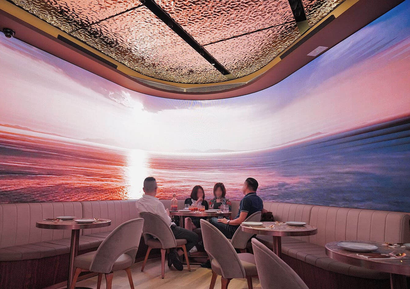 高清屏幕會隨音樂,不斷變換場景。