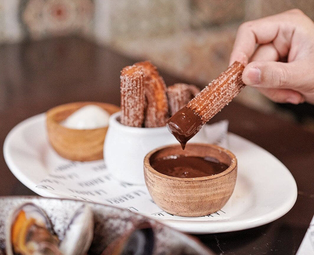 油炸鬼可配朱古力及雲尼拿雪糕。