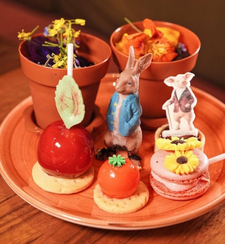 左：紅菜頭奇亞籽棒棒蛋糕；中：紅桑子番茄白朱古力慕絲蛋糕；右上：香蕉豬古力撻