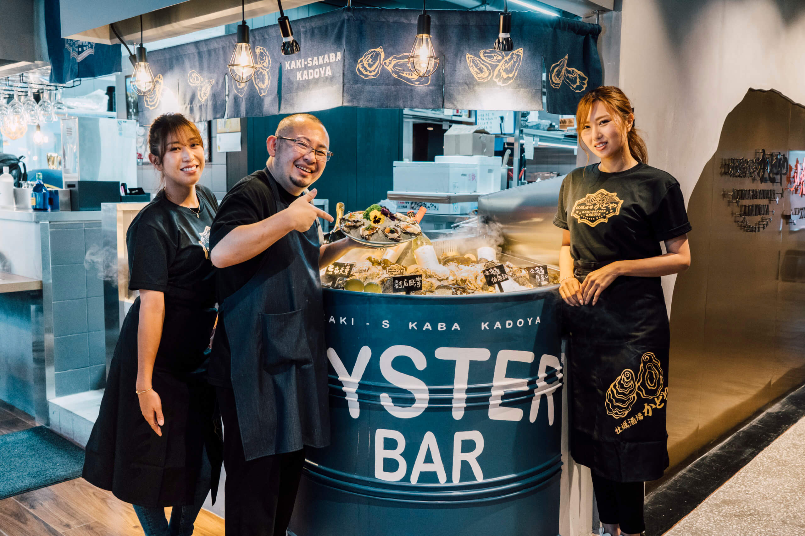 主廚末永陽一(左二)來自日本福岡,廚師經驗超過20年,曾於日本多間西日餐廳任職。